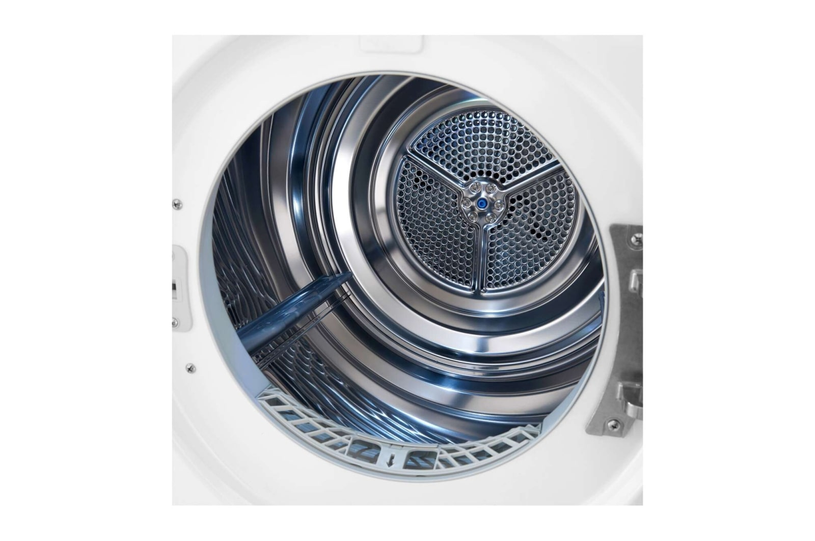 Zbliżenie wnętrza białego bębna suszarki. Bęben jest metaliczny.