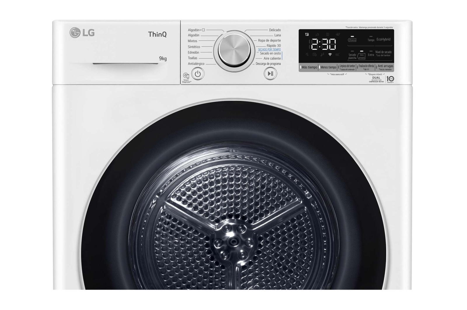 Biała suszarka LG z przodu z panelem sterowania i drzwiami. Załadowana ubraniami. Tło białe.