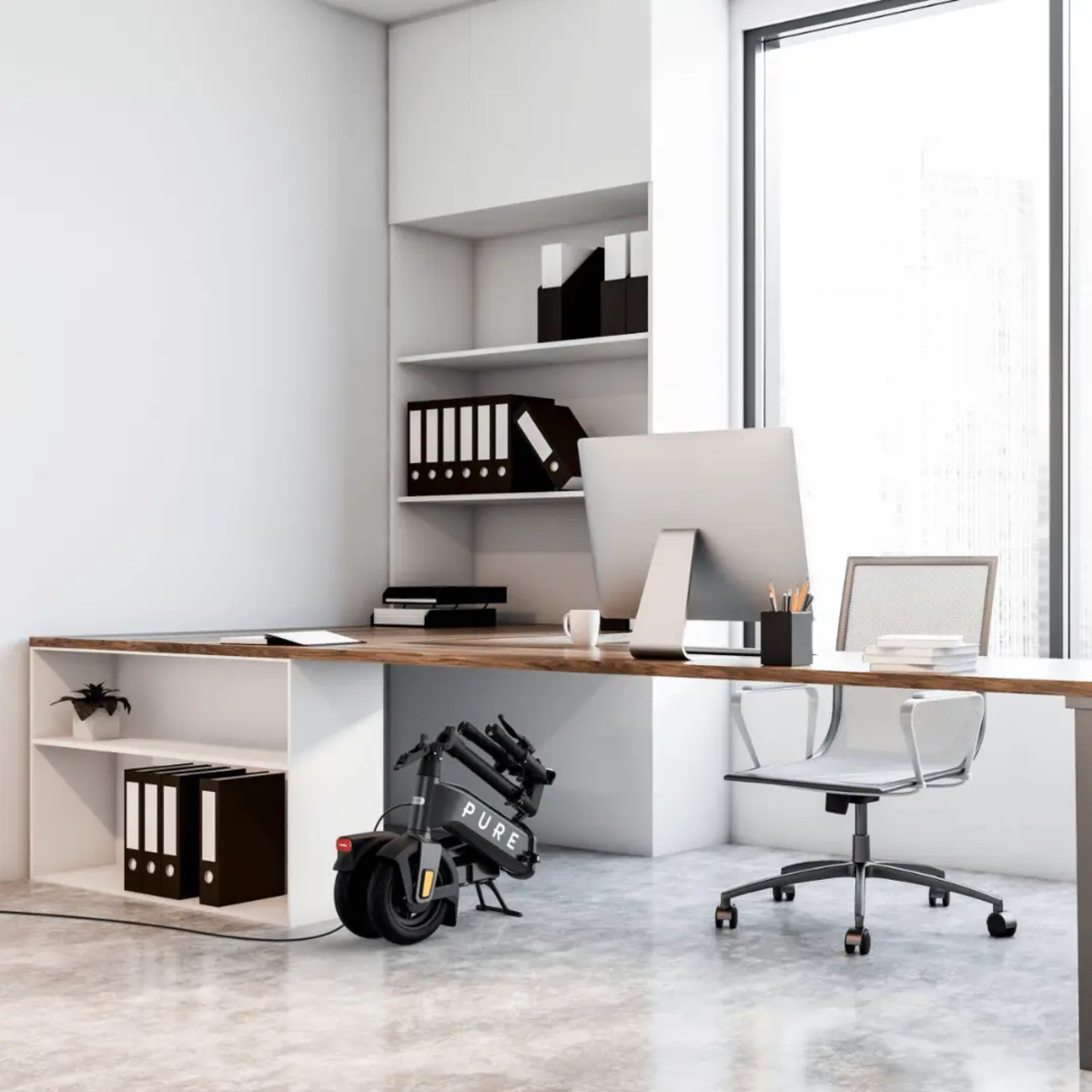 Bürotisch mit Roller, Computer und Regalen in modernem Interieur.