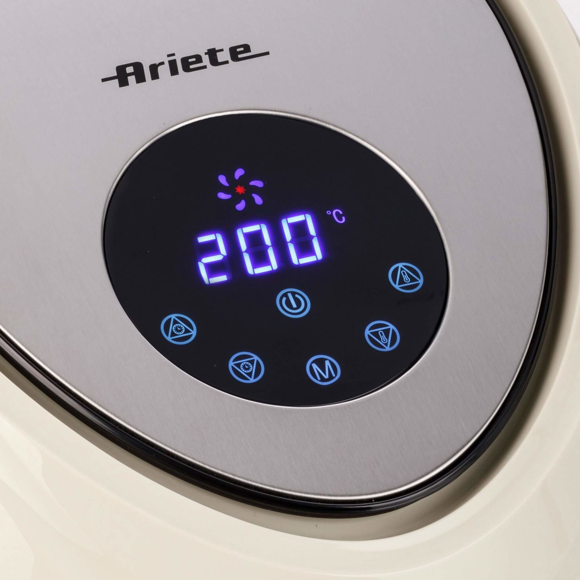 Zbliżenie wyświetlacza produktu Ariete z cyfrowym odczytem temperatury.