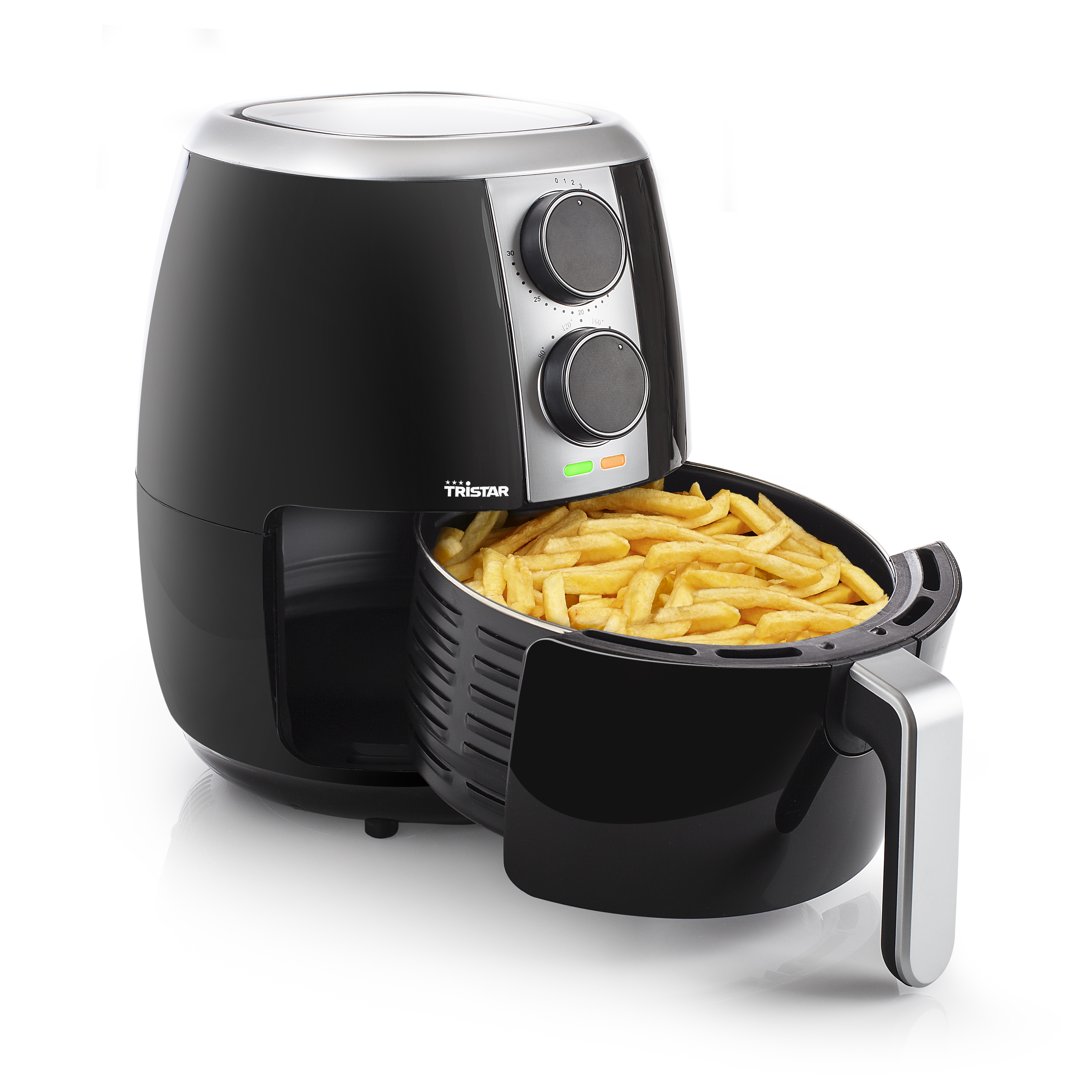 Una friggitrice ad aria con un cestello pieno di patatine fritte, isolata su sfondo bianco.