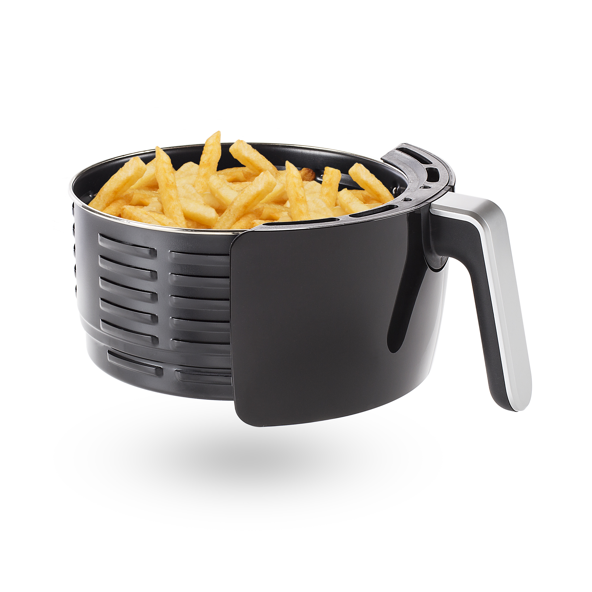 Un cestello per friggitrice nero pieno di patatine fritte dorate, su sfondo bianco.