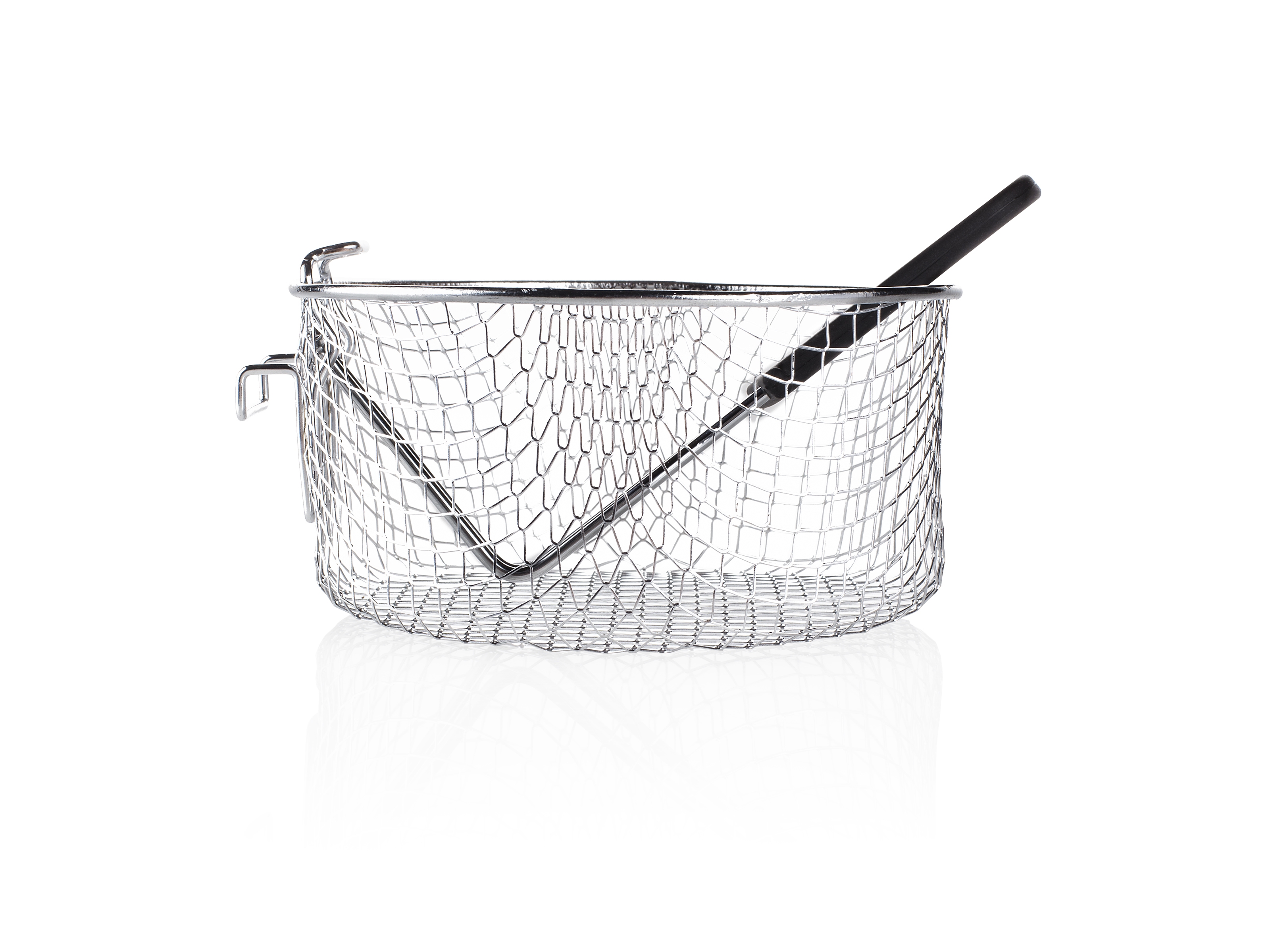 Metalowy kosz z siatki z uchwytem, ​​używany do smażenia. Odbija światło.