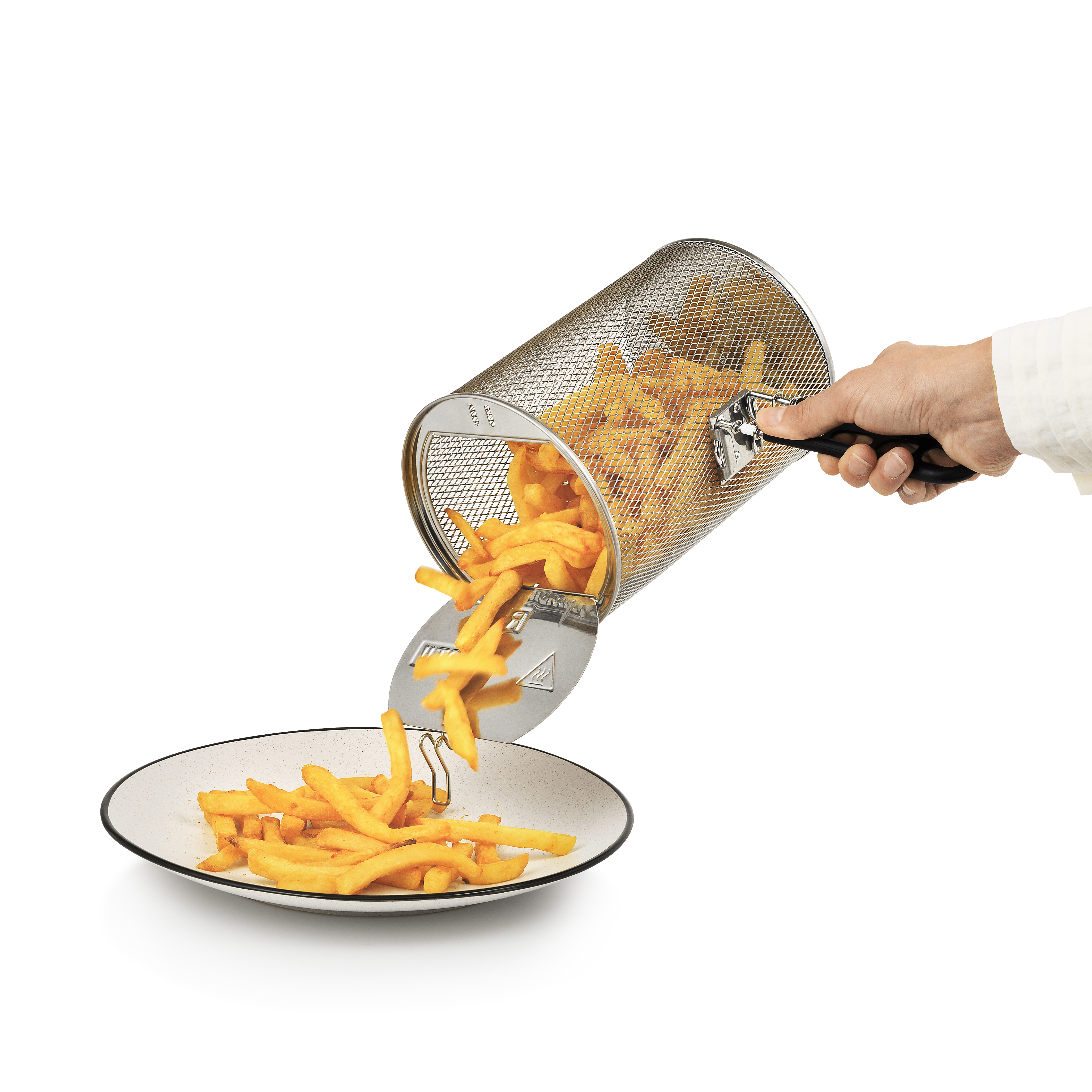 Osoba wylewa frytki z metalowego kosza na talerz. Białe tło.