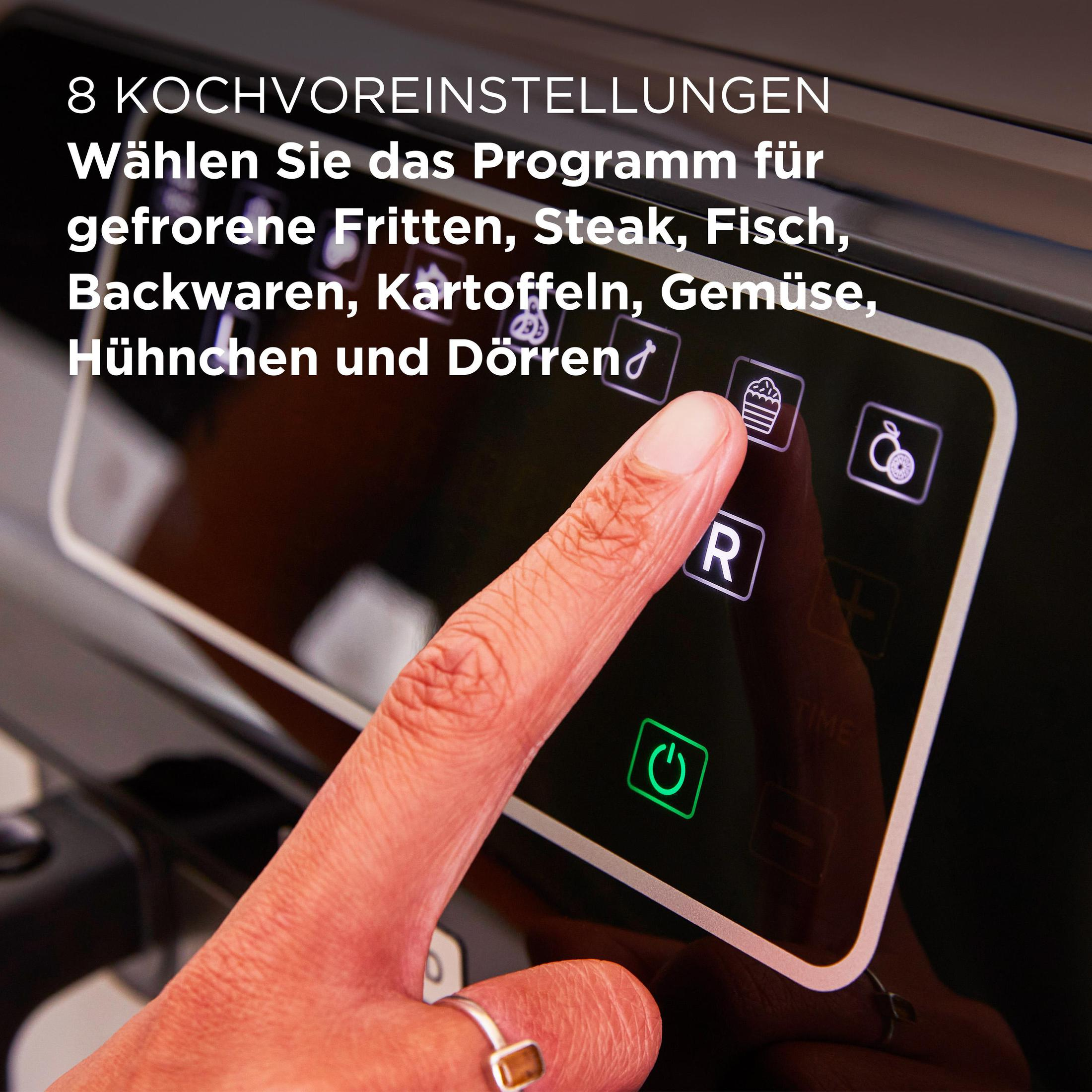 Palec naciska przycisk na czarnej frytkownicy beztłuszczowej. Wyświetla ustawienia gotowania.
