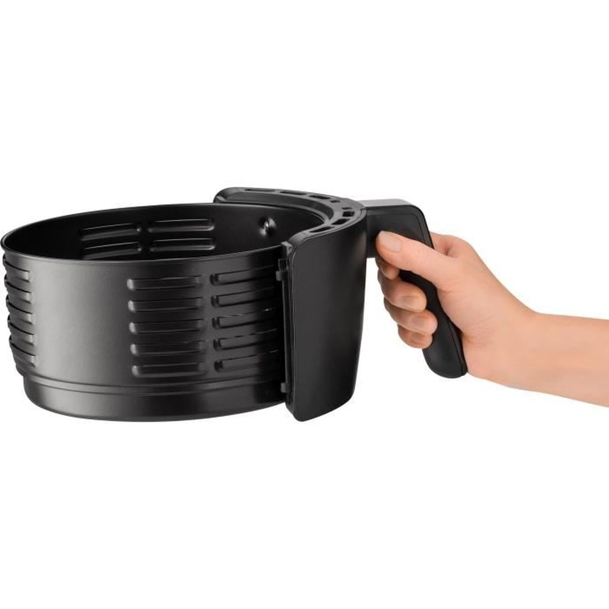 Czarny kosz do frytkownicy z uchwytem trzymanym przez czyjąś dłoń na białym tle.