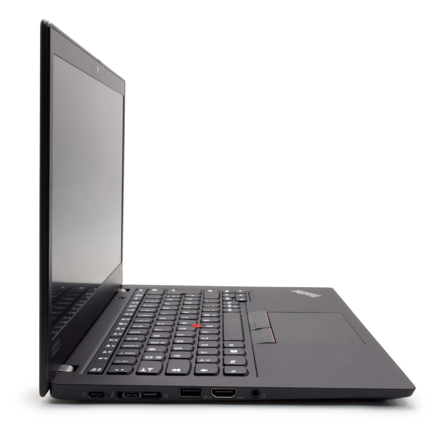 Schwarzer Laptop von der Seite. Bildschirm geschlossen, schwarze Tastatur. Weißer Hintergrund.