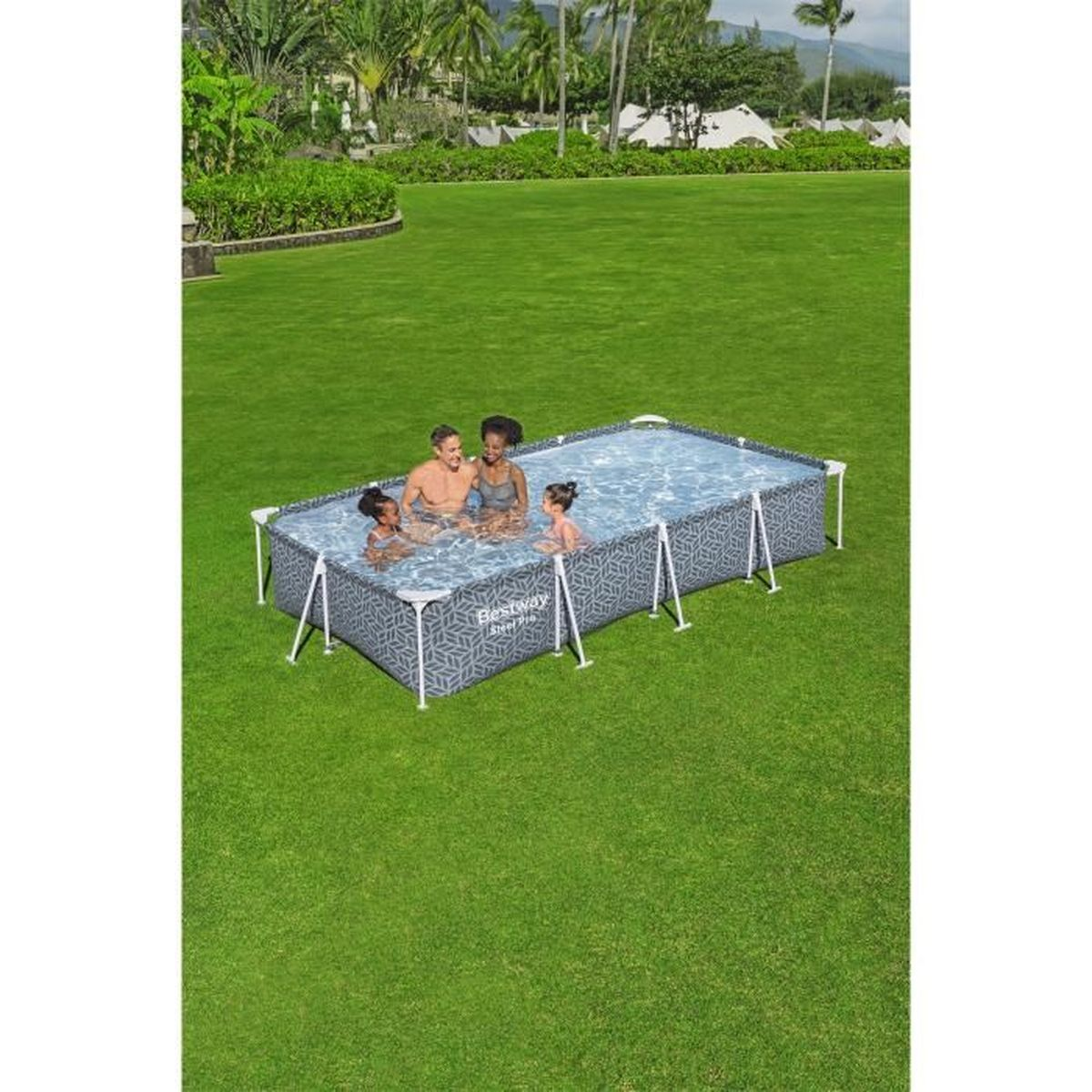 Eine Familie in einem rechteckigen Pool auf einem grünen Rasen. Der Pool hat einen gemusterten Rand.