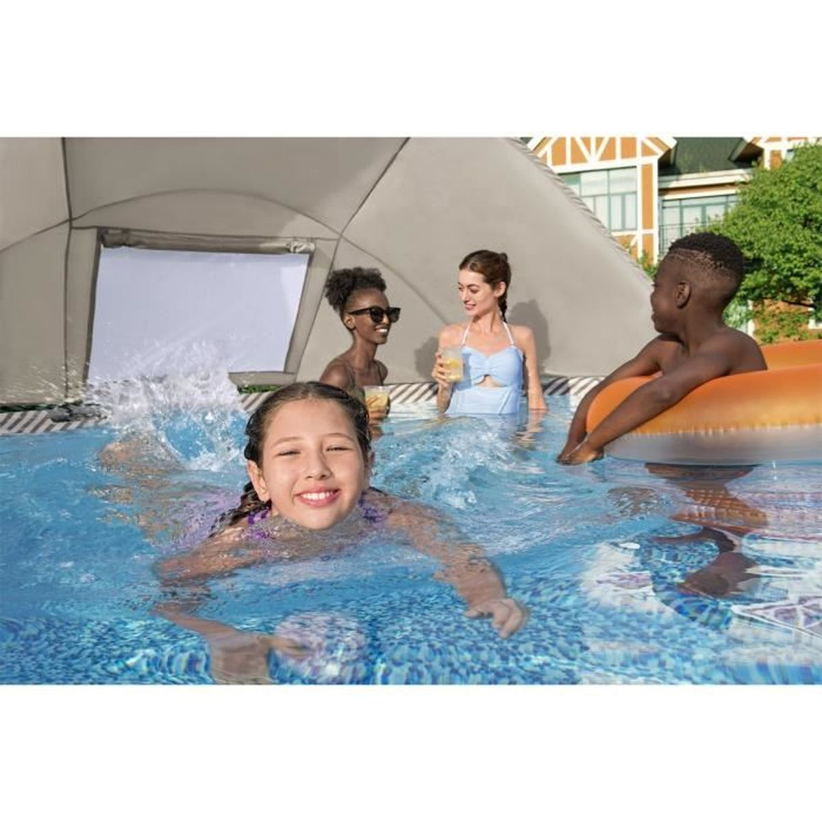 Leute im Pool. Mädchen schwimmt, andere entspannen mit Getränken. Sonnenschirm, klares Wasser, sonniger Tag.