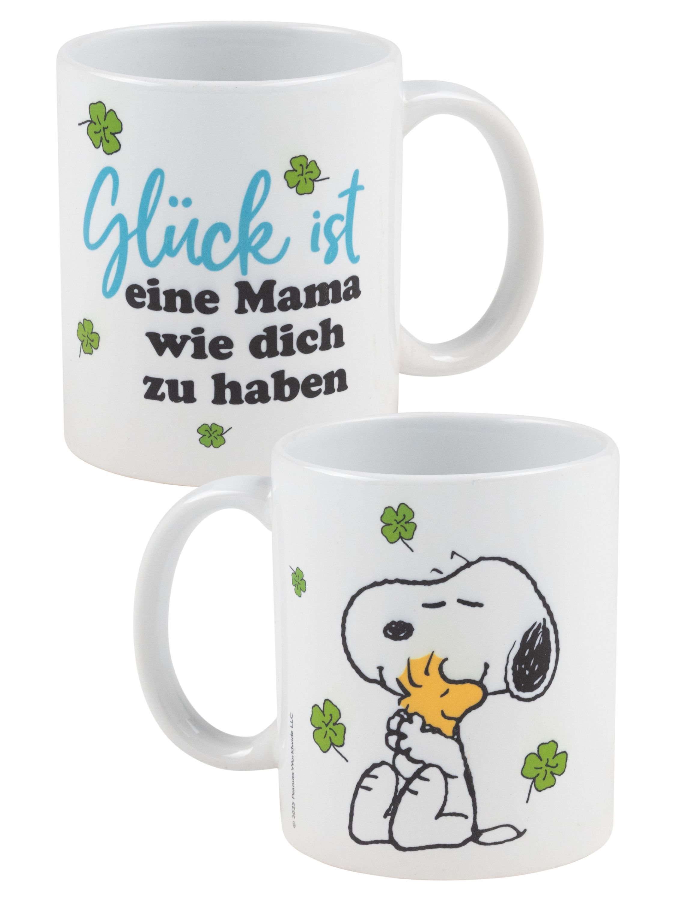 Zwei weiße Tassen. Eine mit deutschem Text über Mütter und die andere mit Snoopy und Kleeblättern.