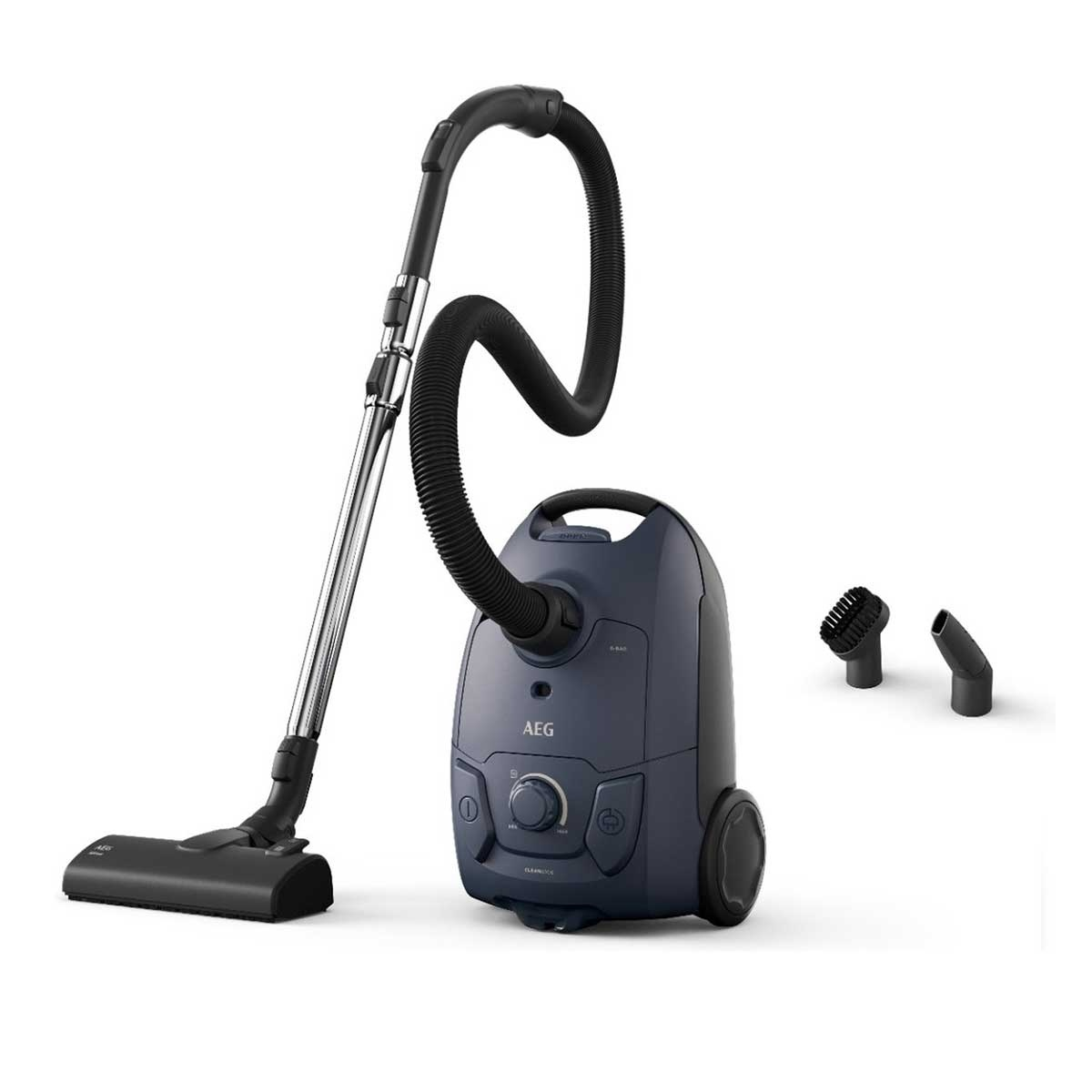 Ciemnoniebieski odkurzacz z przystawkami na białym tle. Widoczna marka AEG.