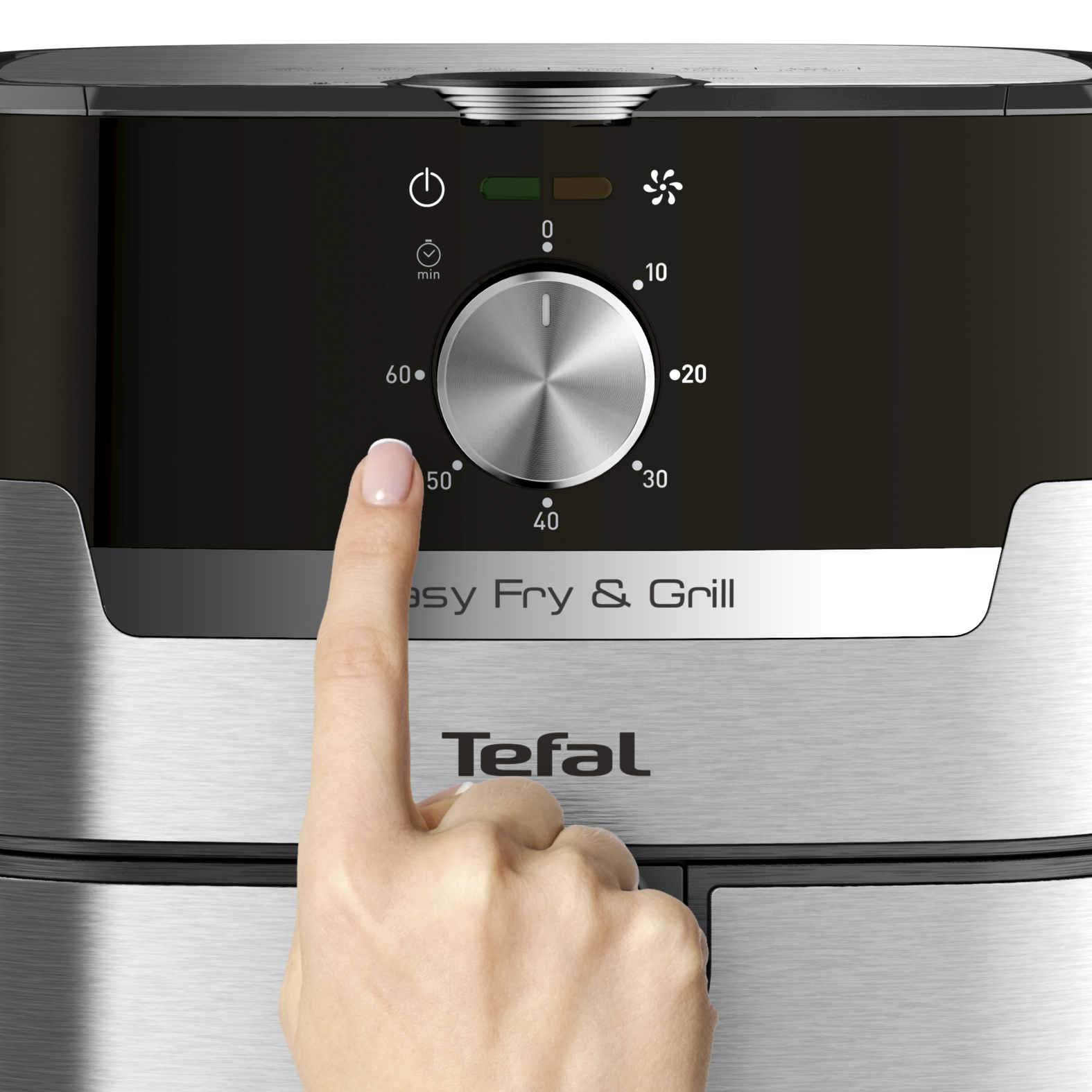 Mano che tocca la manopola del timer di una friggitrice ad aria. Testo: Easy Fry & Grill, Tefal.