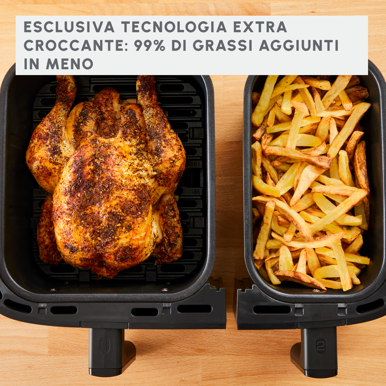 Zawartość frytkownicy powietrznej: pieczony kurczak i frytki, z tekstem o niskiej zawartości tłuszczu.