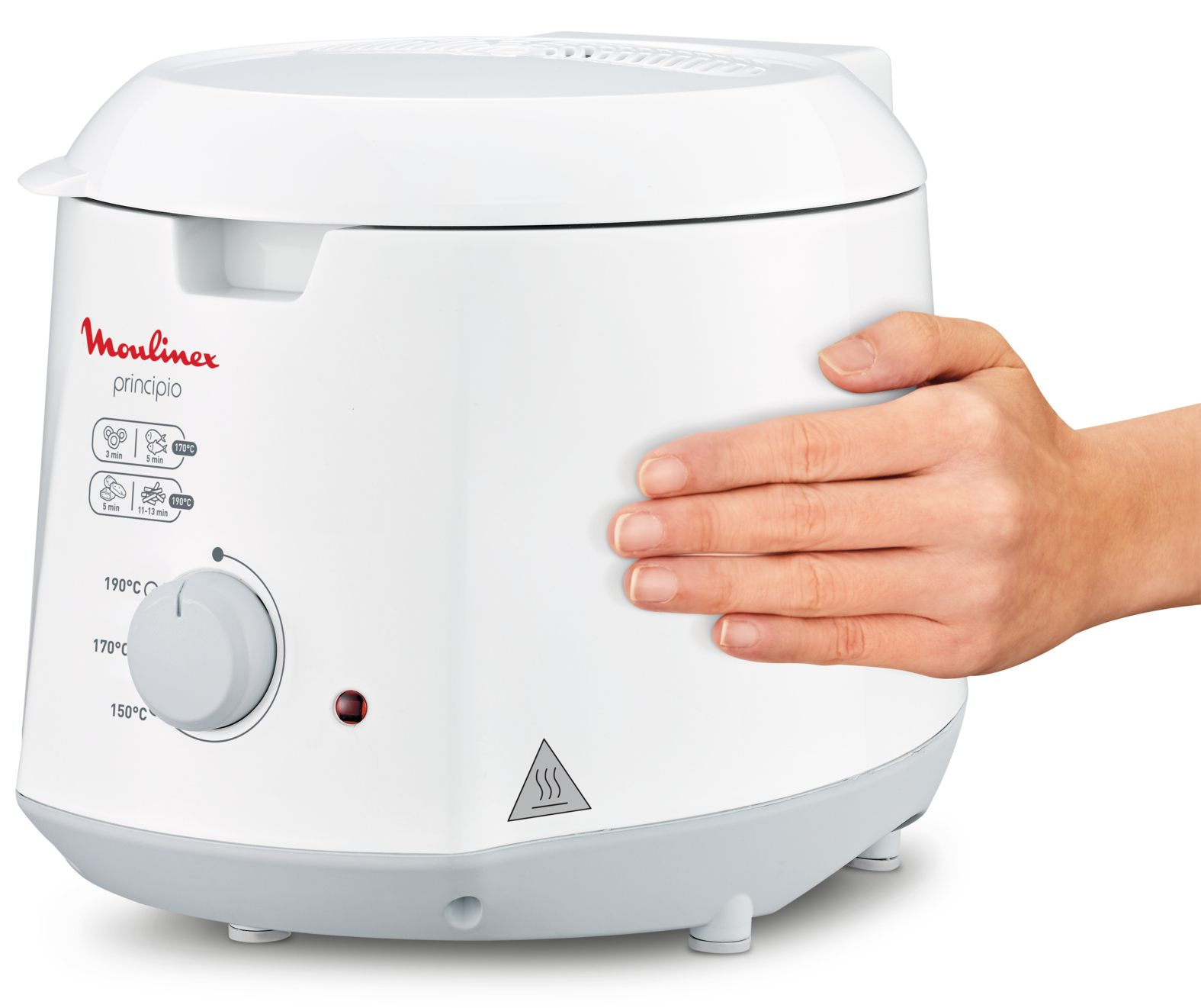 Biała frytownica Moulinex, z ręką na niej, na białym tle.