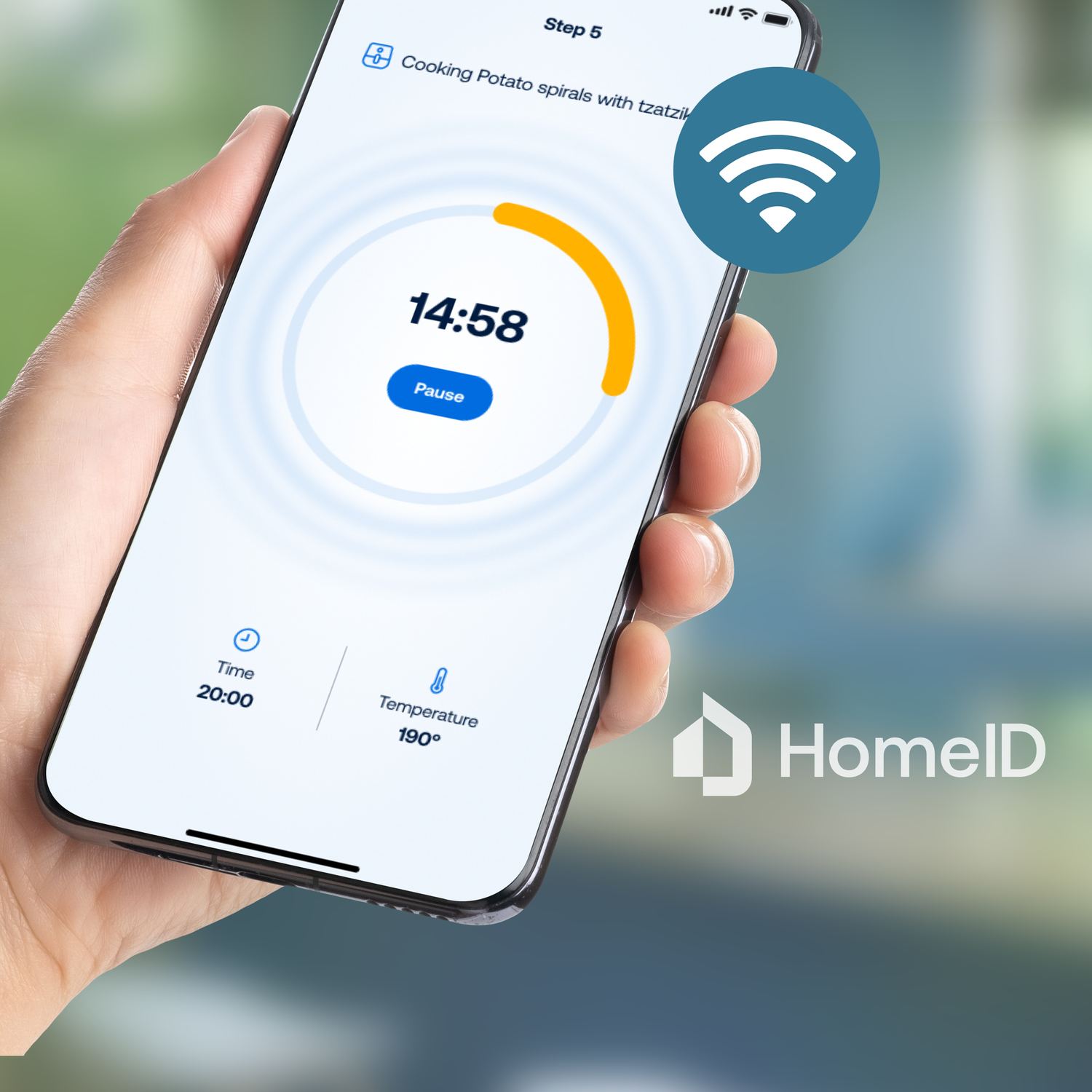 Dłoń trzymająca telefon z interfejsem aplikacji. Pokazuje minutnik i symbol Wi-Fi na ekranie.