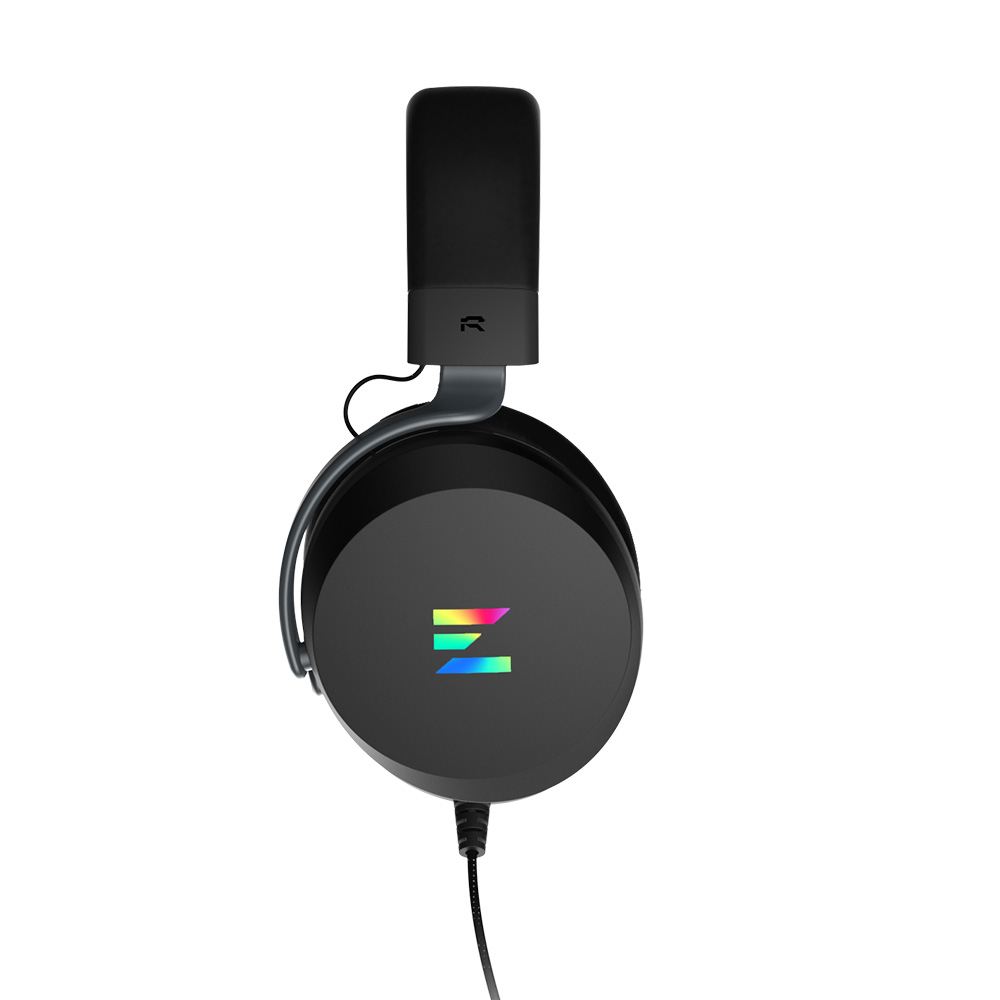 Czarne słuchawki do gier z logo, które ma gradient kolorów tęczy, na białym tle.