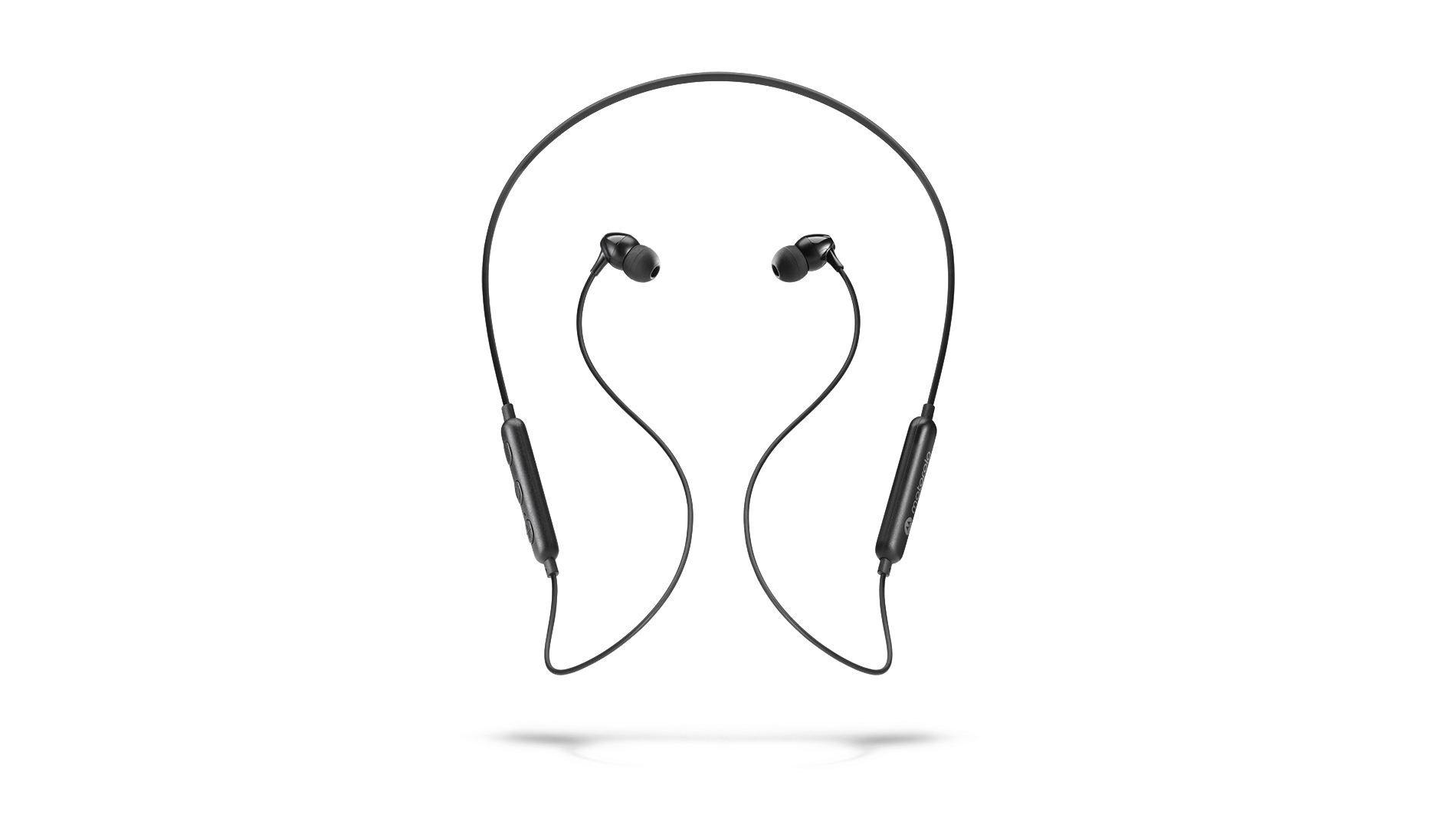 Czarne, bezprzewodowe słuchawki na szyję na białym tle.