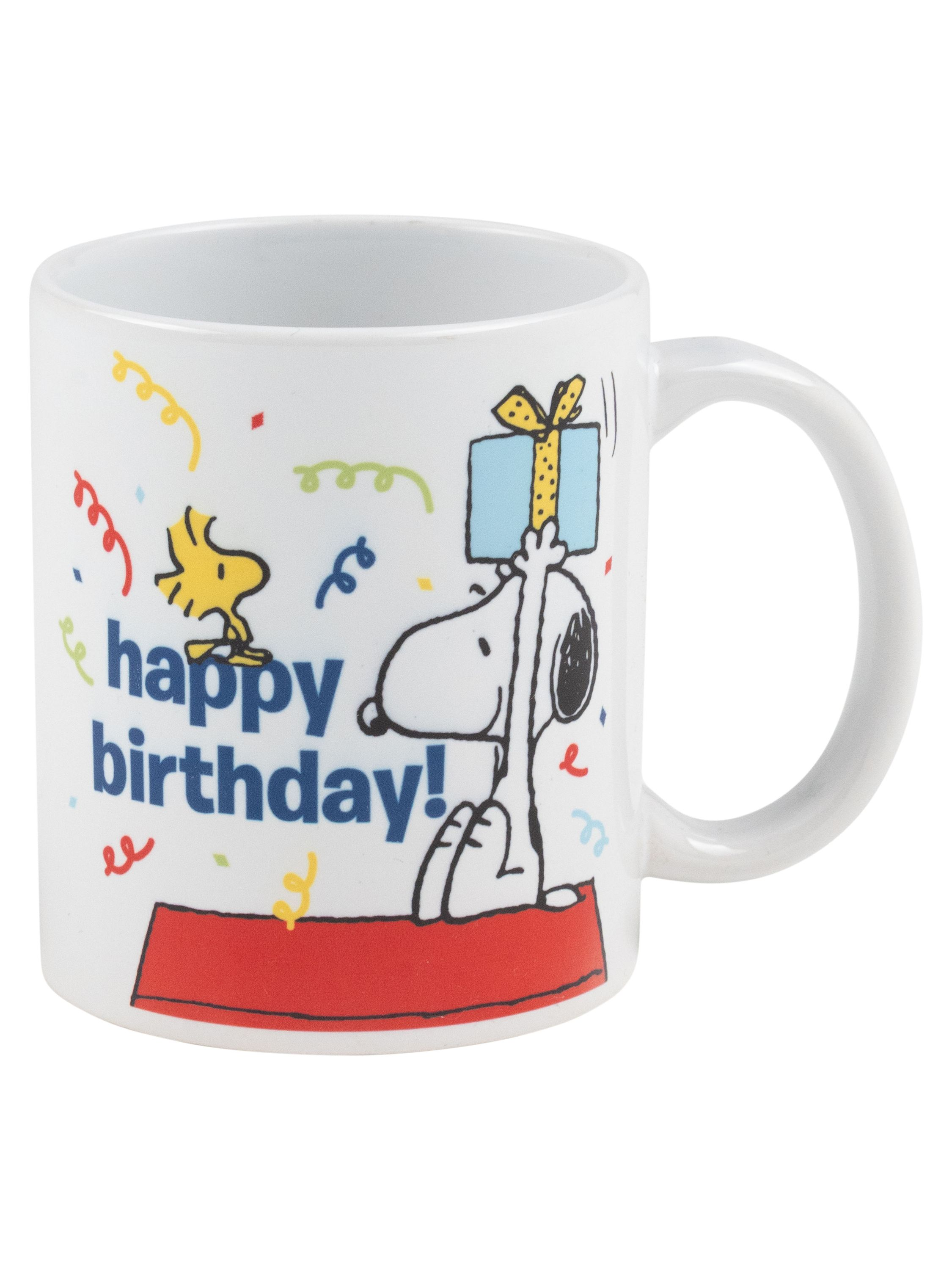 Eine weiße Tasse mit Snoopy, der ein Geschenk hält, und den Worten 'Happy Birthday!'