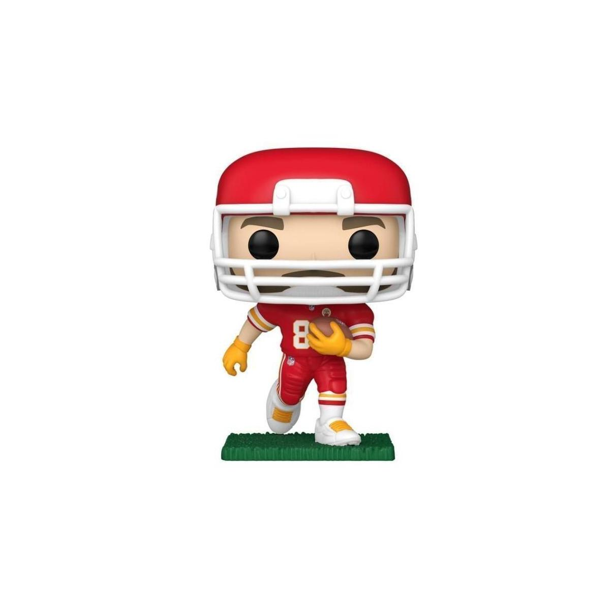 Una figura Funko Pop di un giocatore di football americano in uniforme rossa. Tiene un pallone.