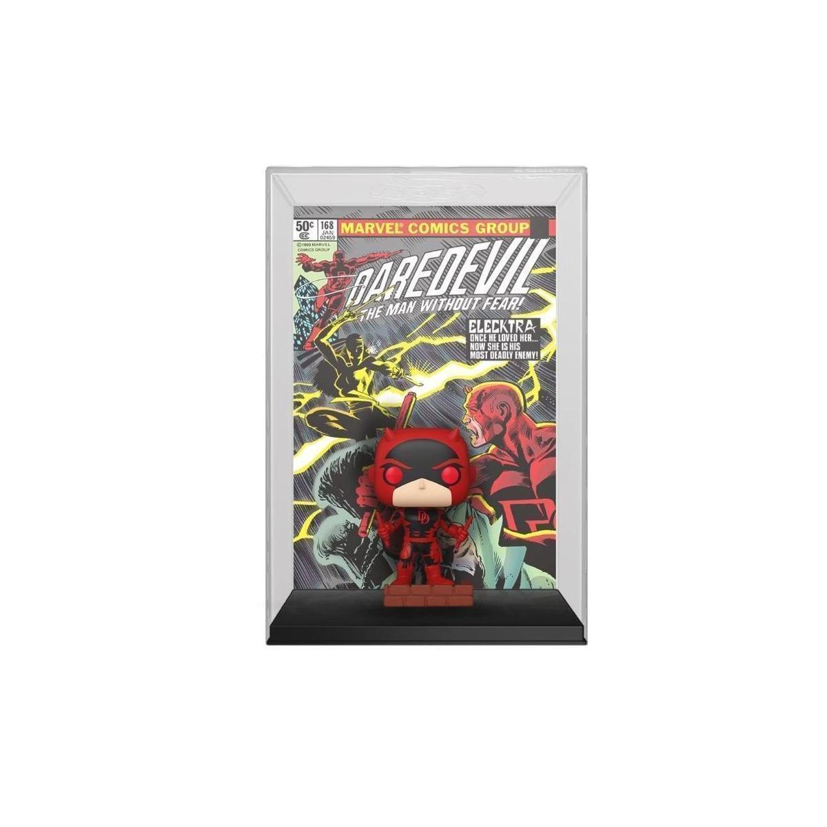 Fumetto di Daredevil in una vetrina con una statuina. La vetrina è trasparente, sfondo bianco.