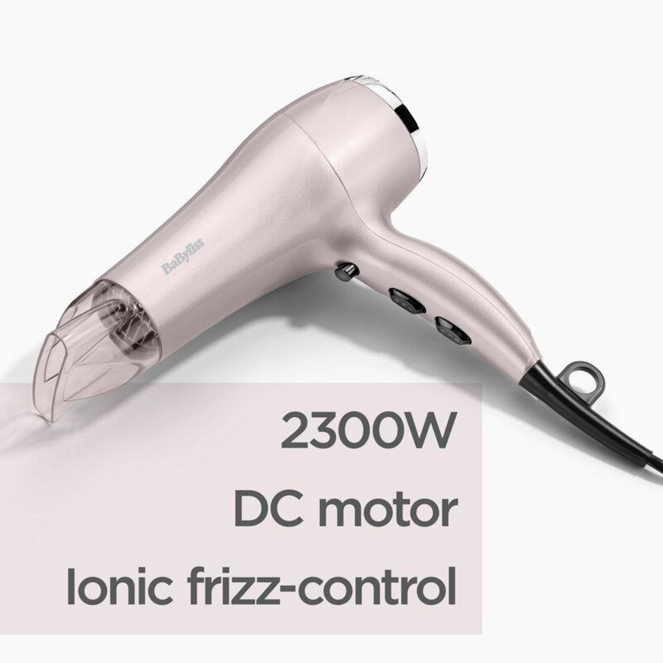 Roze föhn op een wit oppervlak. Tekst: 2300W, DC-motor, ionic frizz-control.