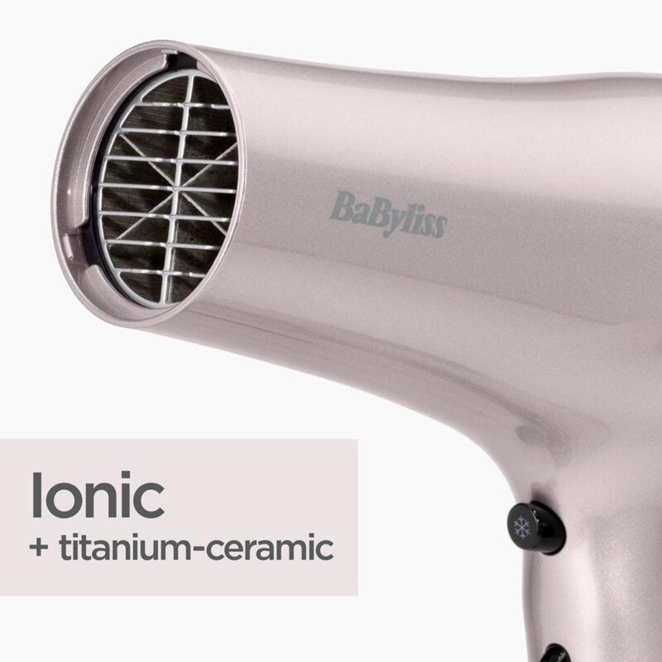 Close-up van een roze Babyliss haardroger. De droger heeft een ionische functie.