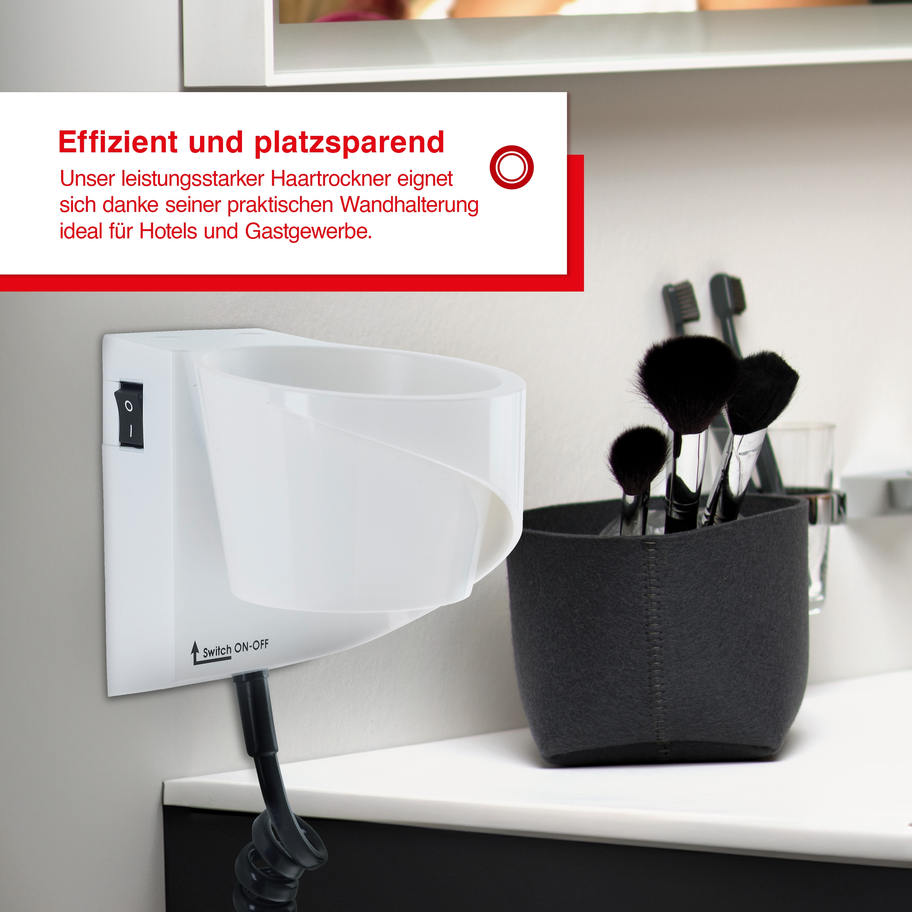 Ein wandmontierter Haartrocknerhalter mit einem schwarzen Behälter mit Bürsten.