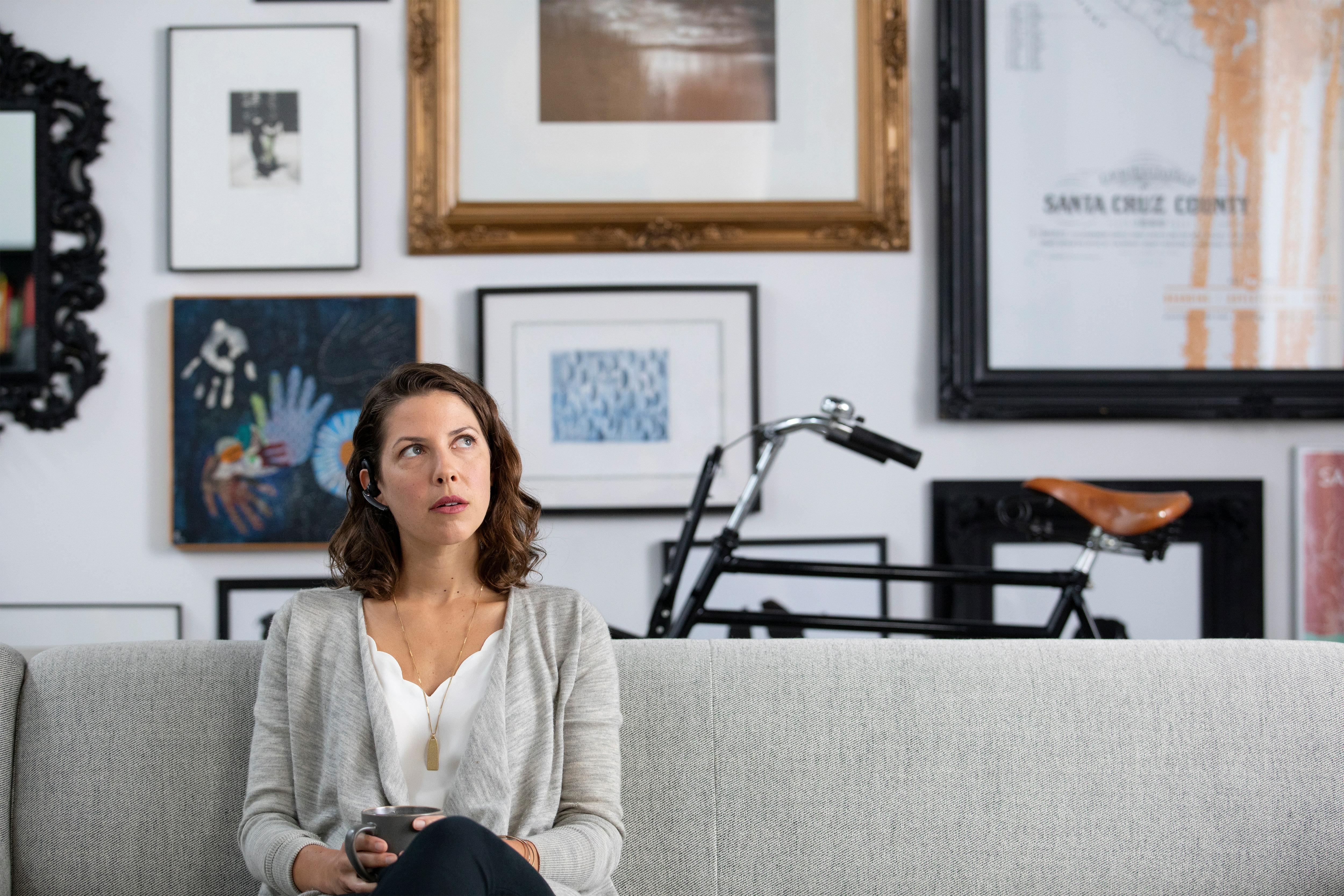 Czarne urządzenie z białą górą i różnymi przegródkami na akcesoria.