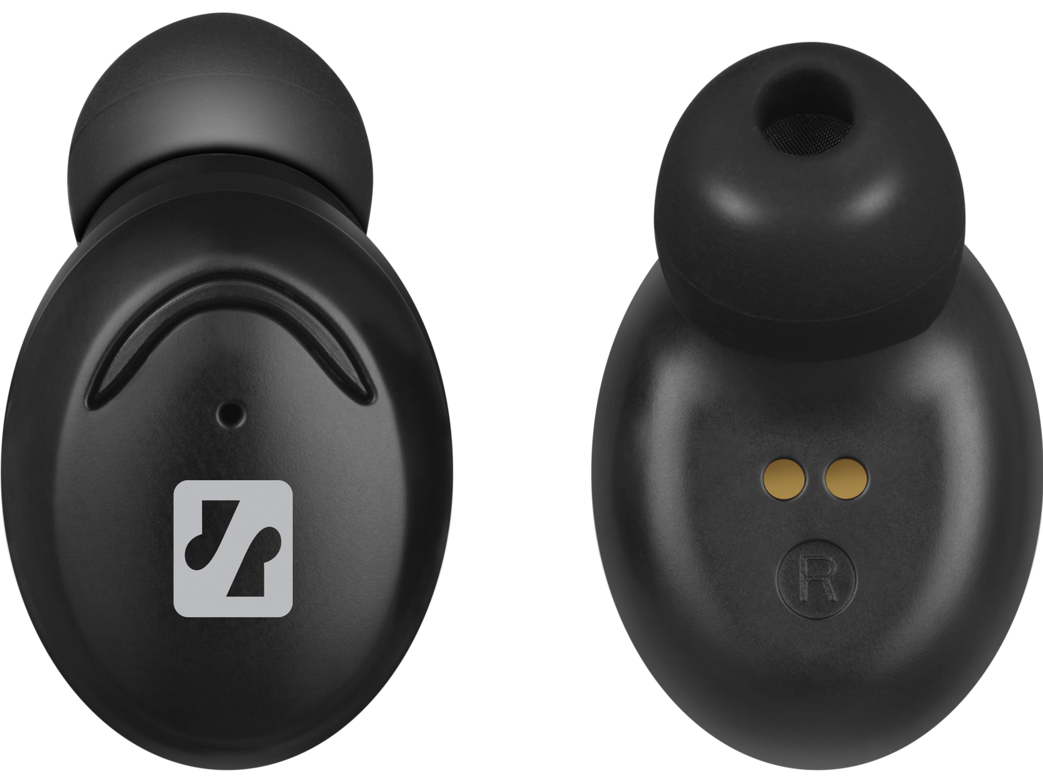 Auricolari neri con logo Sennheiser. Un auricolare mostra i contatti di ricarica, l'altro il suo esterno.