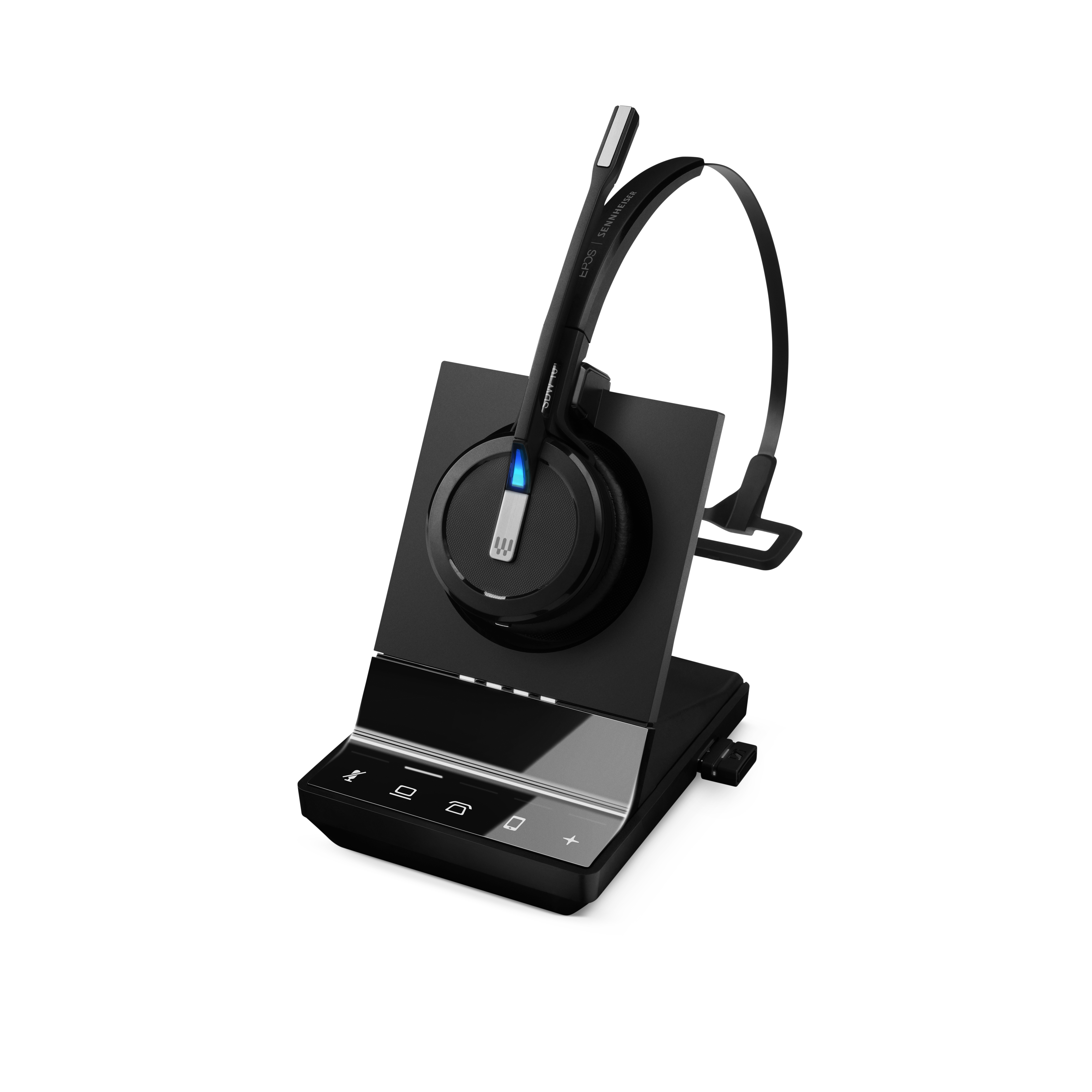 Un casque noir avec un microphone sur un socle de chargement sur fond blanc.