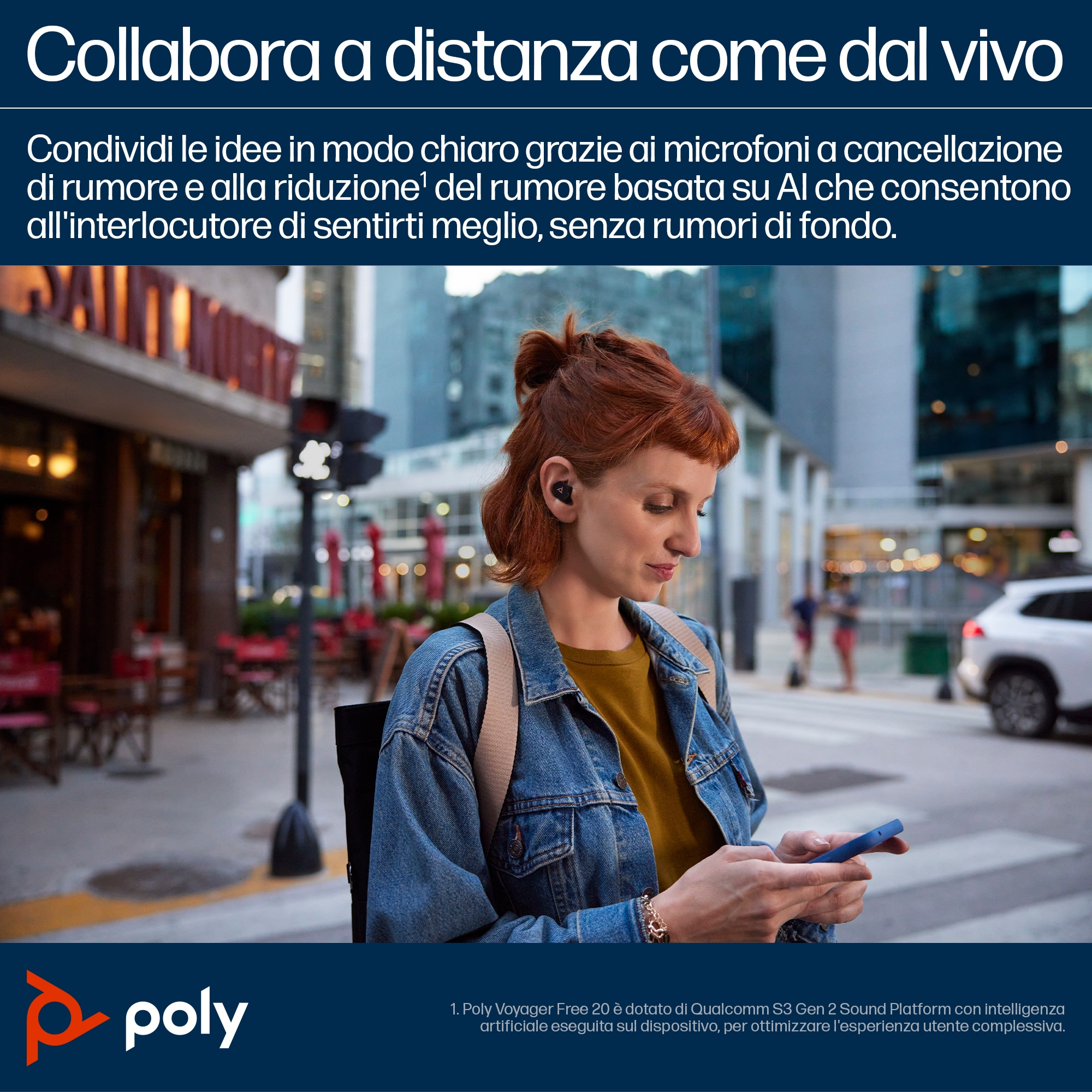 Donna con auricolari usa il telefono in città. Testo: Collabora da remoto, audio chiaro.