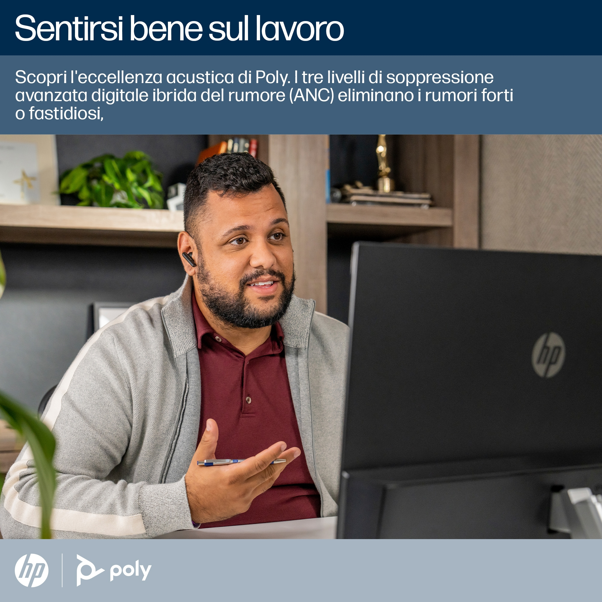 Un uomo con auricolari parla in videochiamata con un computer.