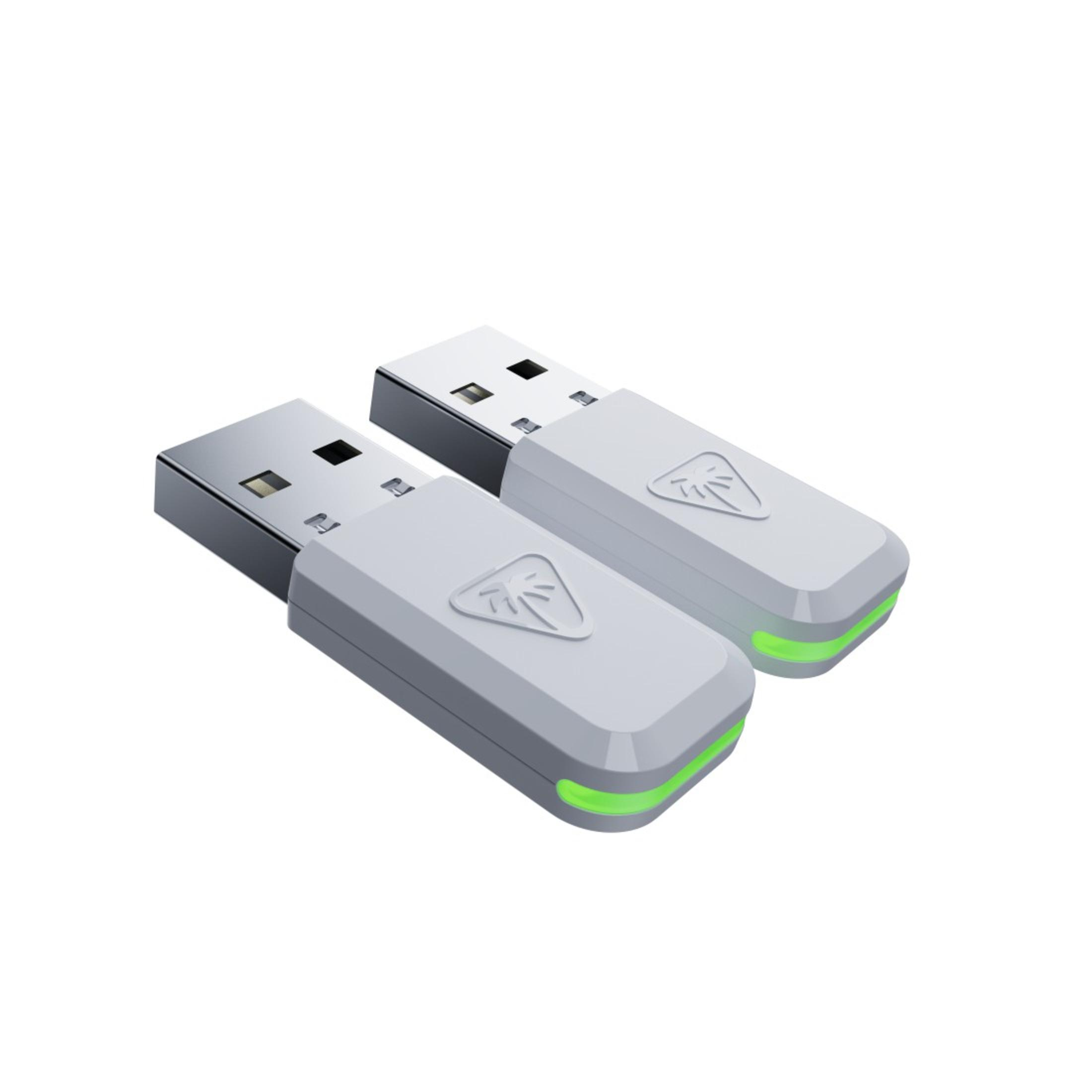 Dwa białe klucze USB z zielonym światłem na końcu. Mają na sobie logo.