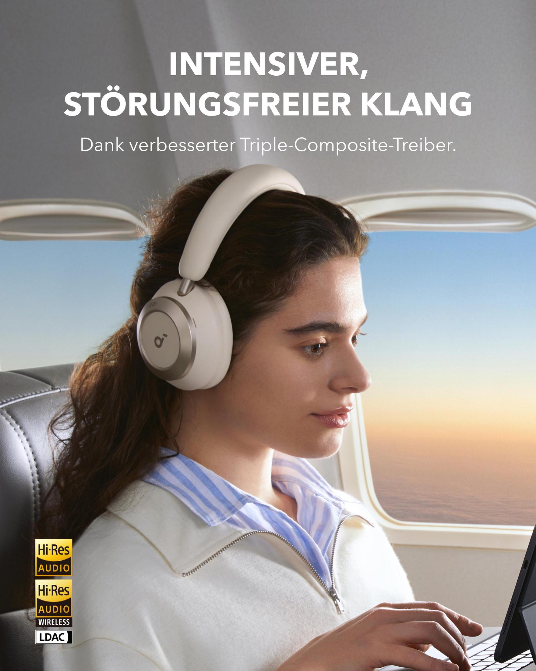 Donna in aereo con cuffie bianche. Sta guardando un laptop. Testo nella parte superiore dell'immagine.