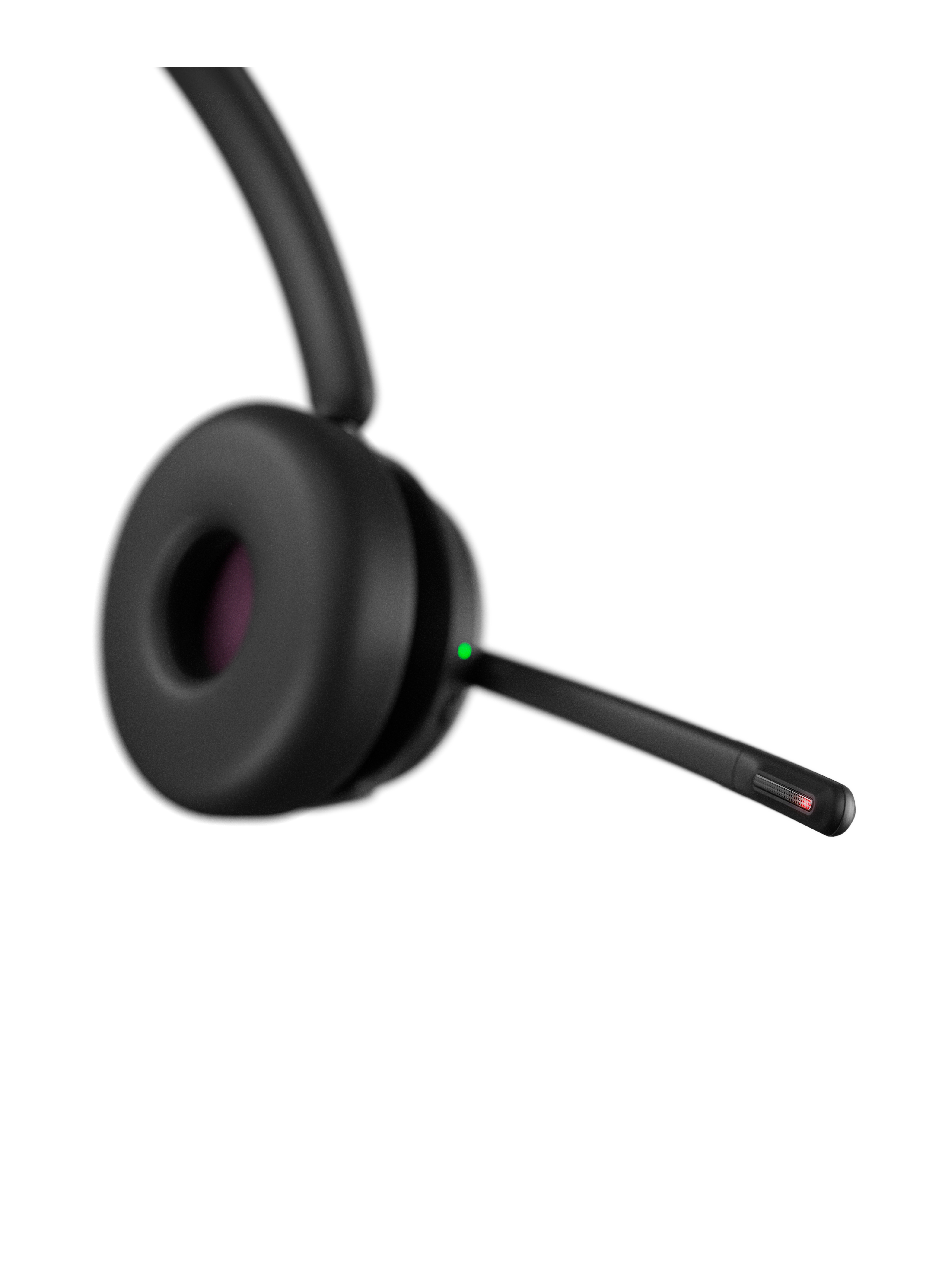 Un casque noir avec un microphone et une lumière verte.