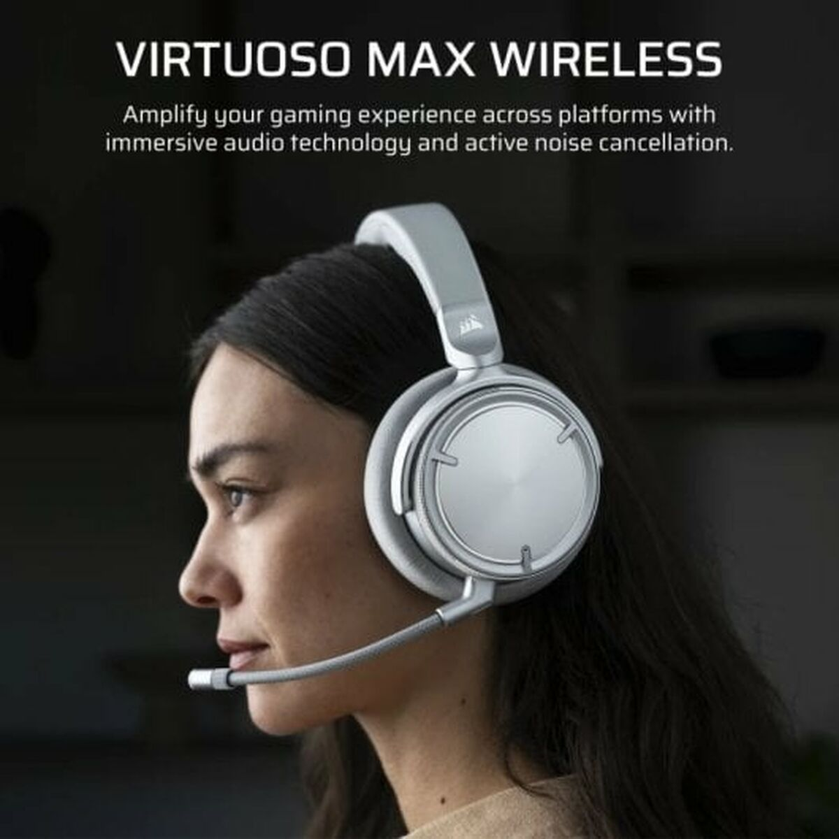 Frau mit silbernem Headset, Mikrofon ausgefahren, dunkler Hintergrund, Produktbeschreibung.