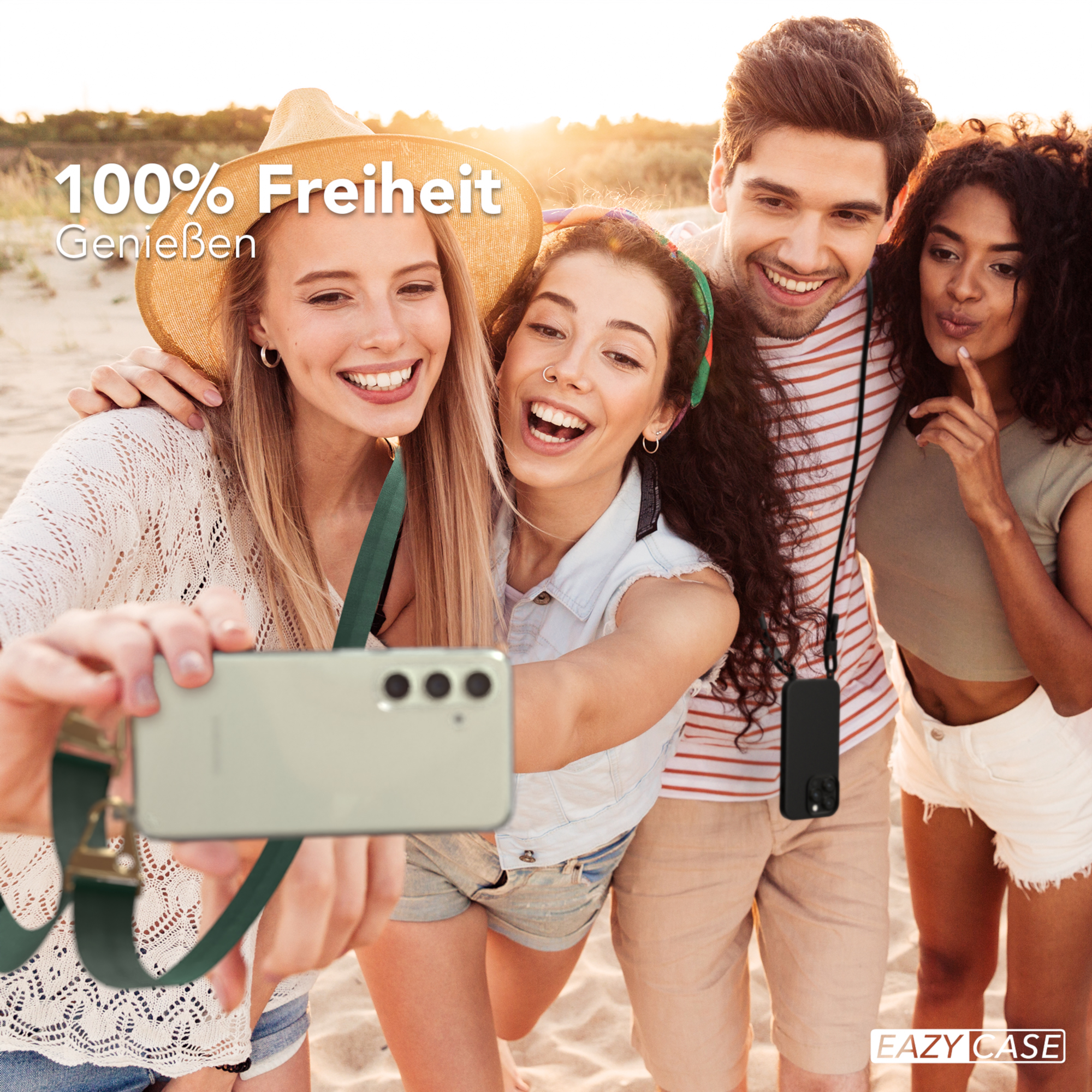 Vier Personen machen ein Selfie. Sie lächeln und halten ein Telefon.