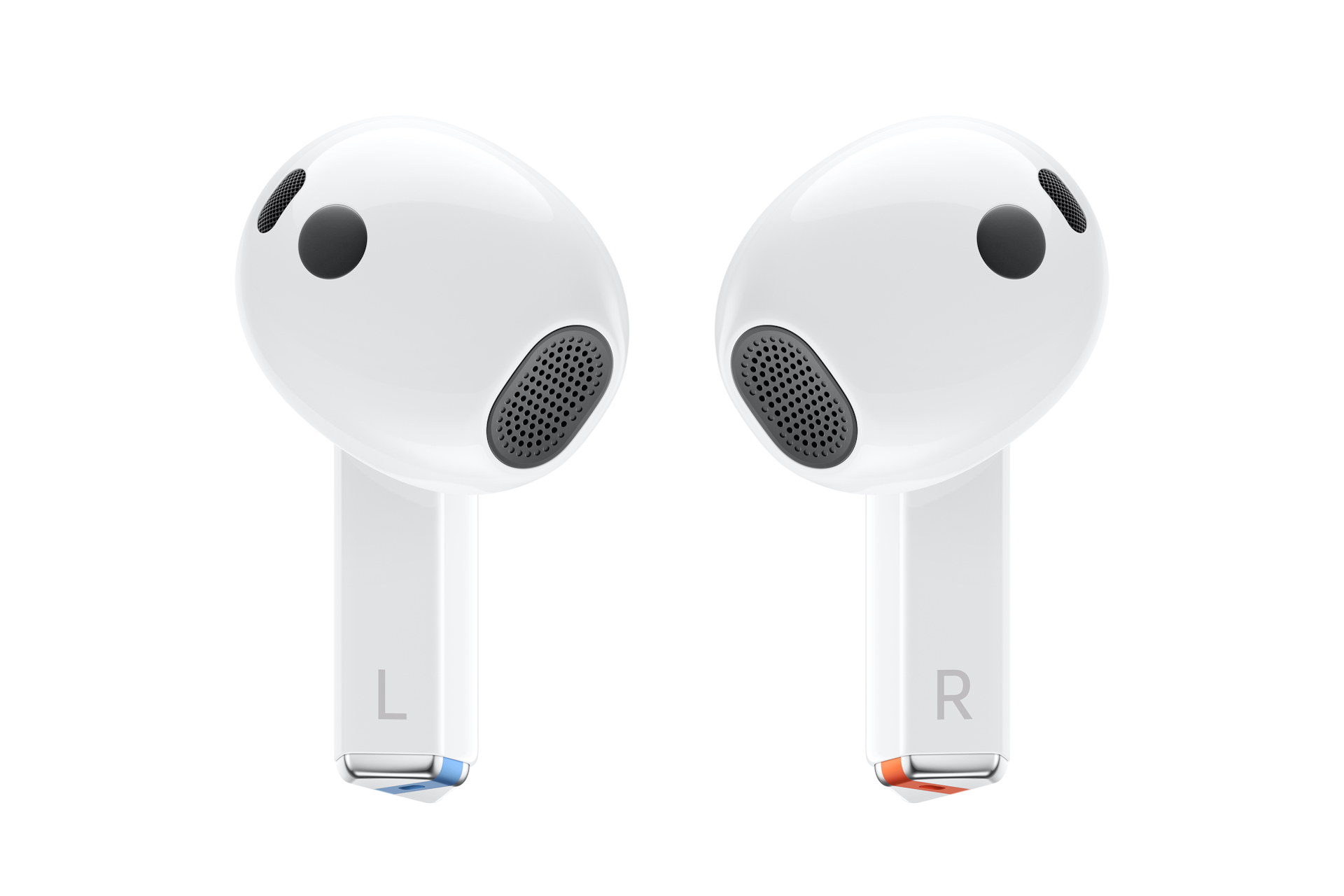 Dwa białe słuchawki Apple AirPods z literami 'L' i 'R', na białym tle.