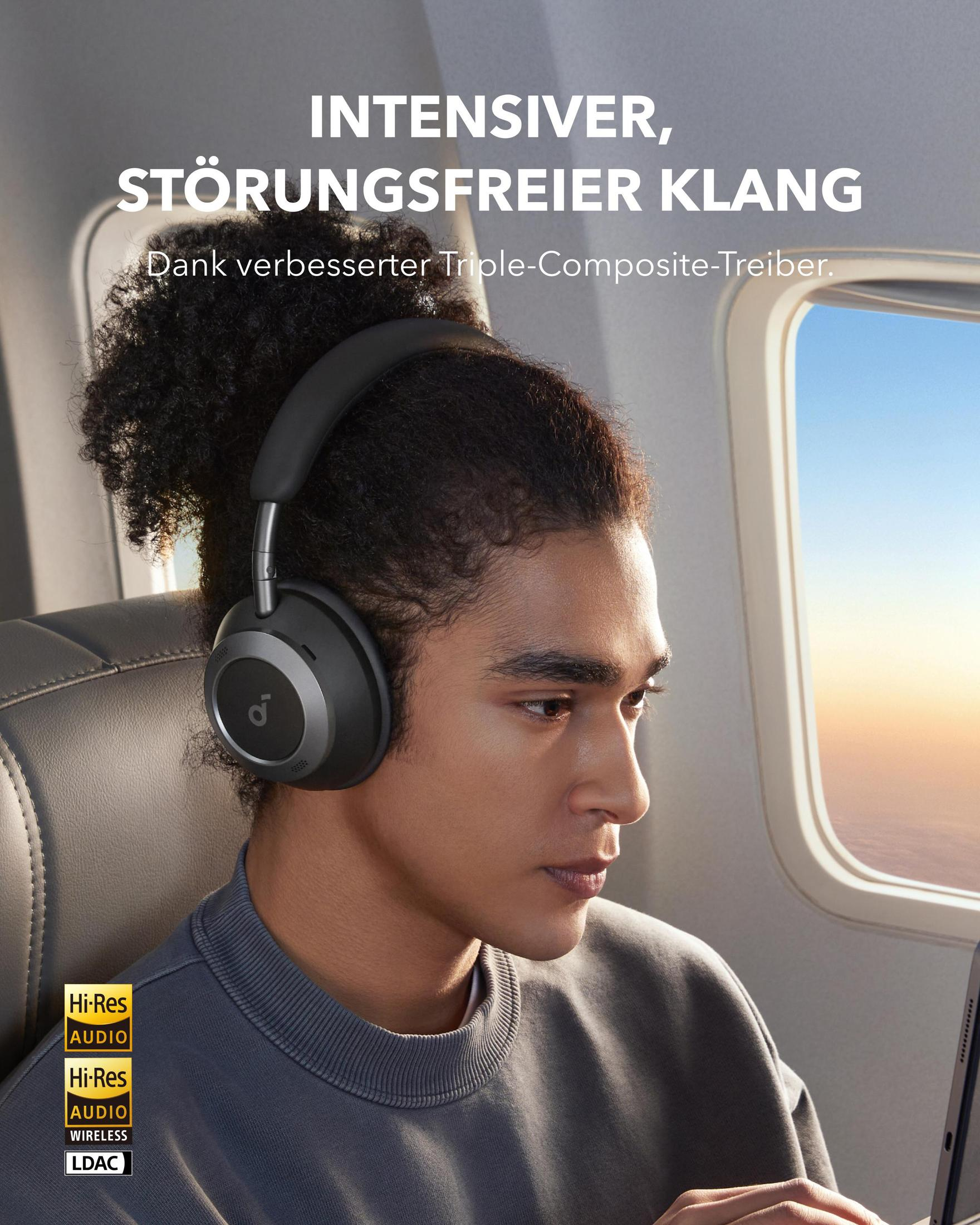 Uomo con cuffie grigie in aereo. Testo: 'Intensiver, Störungsfreier Klang'.