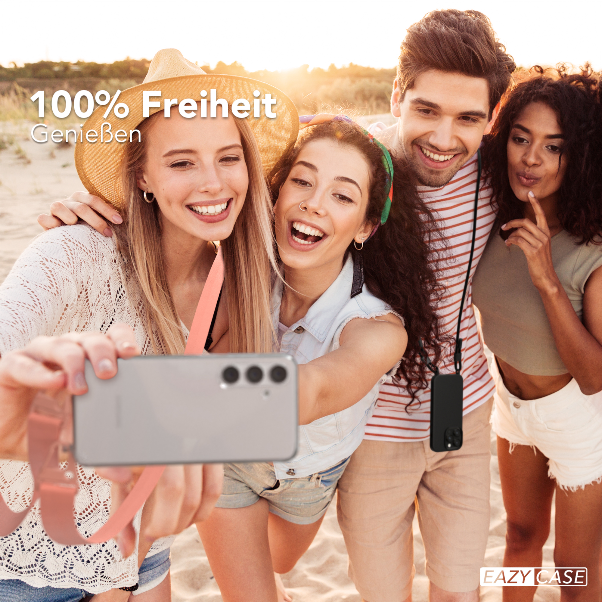 Vier Freunde posieren am Strand. Sie halten ein Telefon mit einem Band. Der Text lautet '100% Freiheit'.