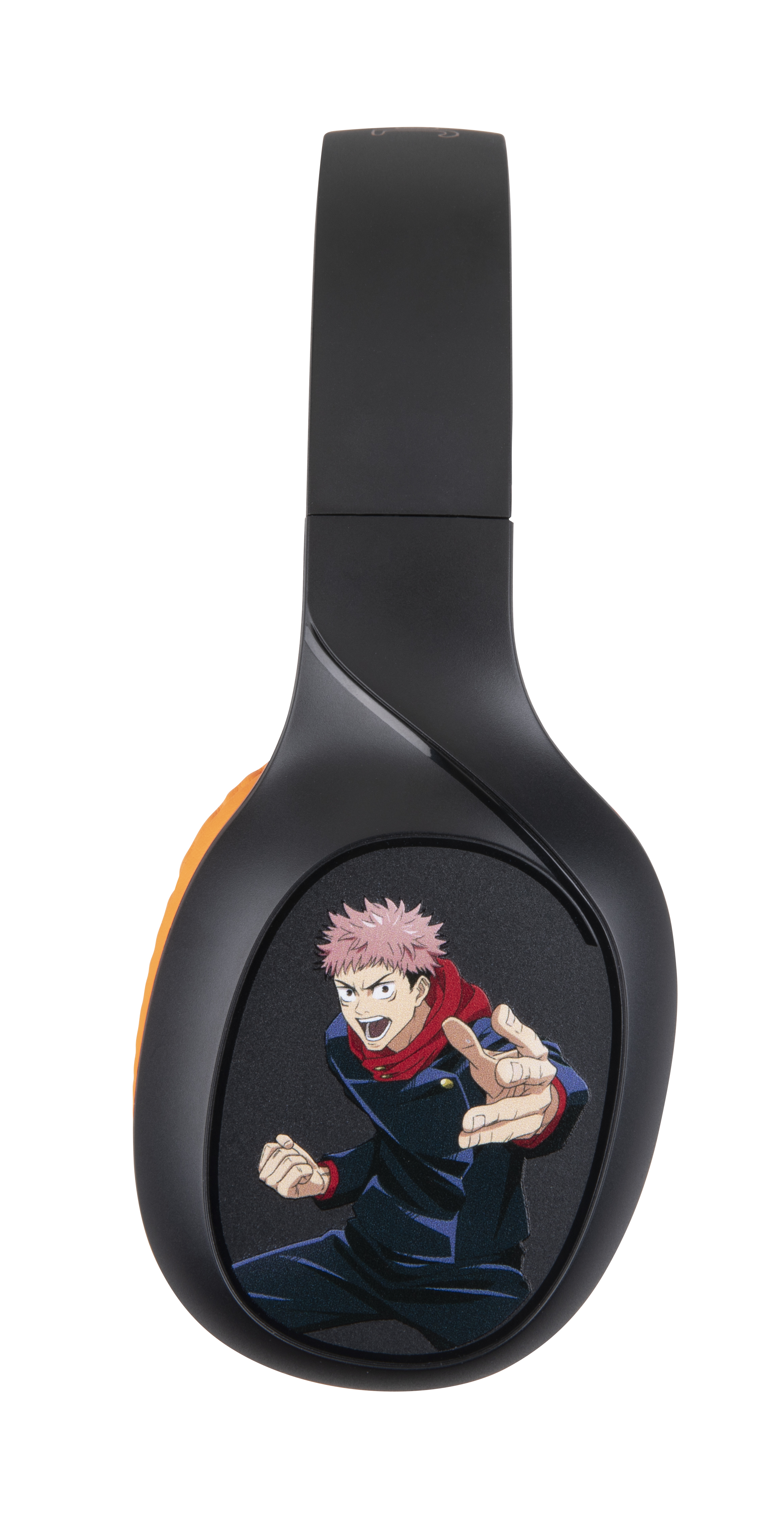 Schwarze Kopfhörer mit einer Figur aus Jujutsu Kaisen auf den Ohrmuscheln. Weißer Hintergrund.