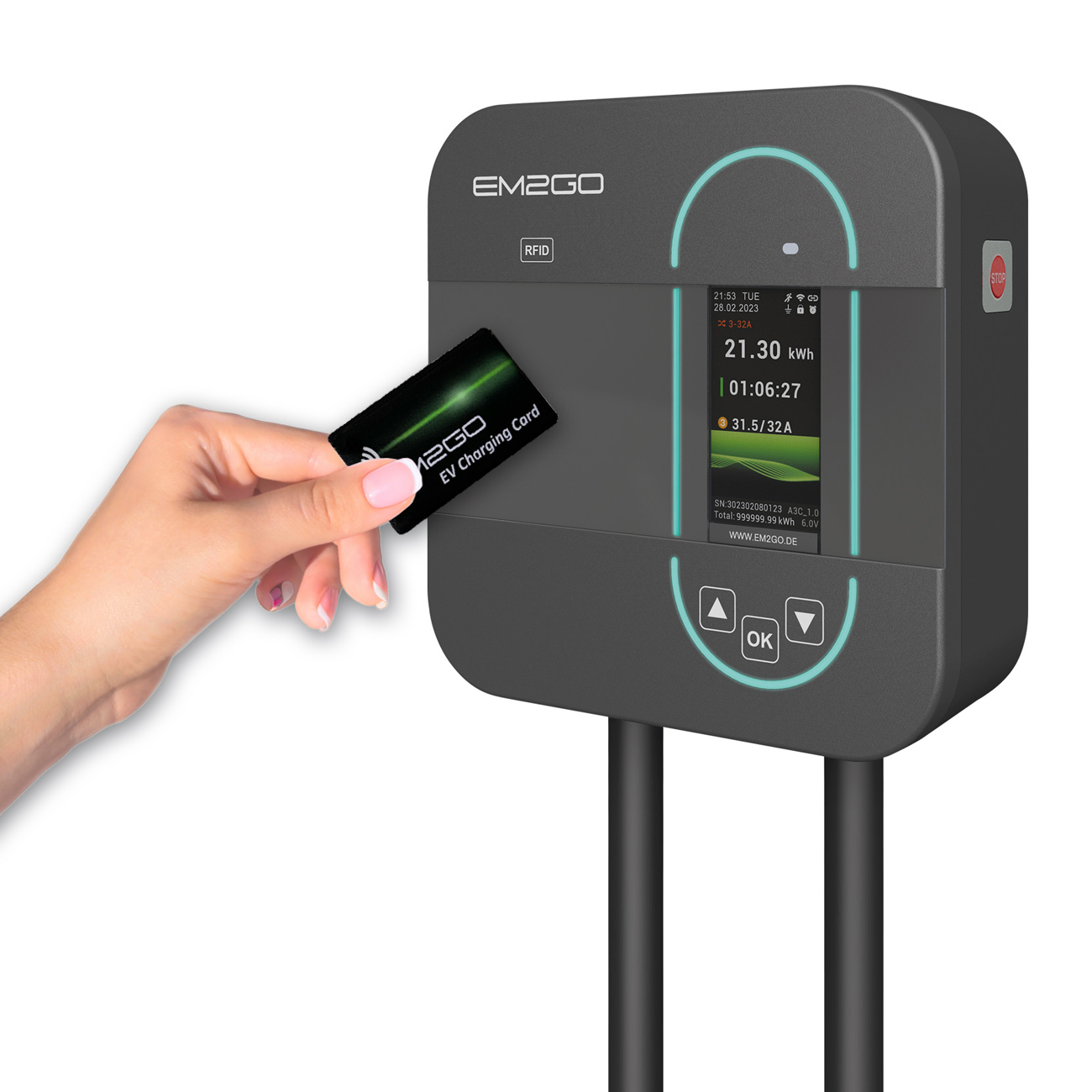 Hand steckt Ladekarte in eine schwarze EM2GO EV-Ladestation.