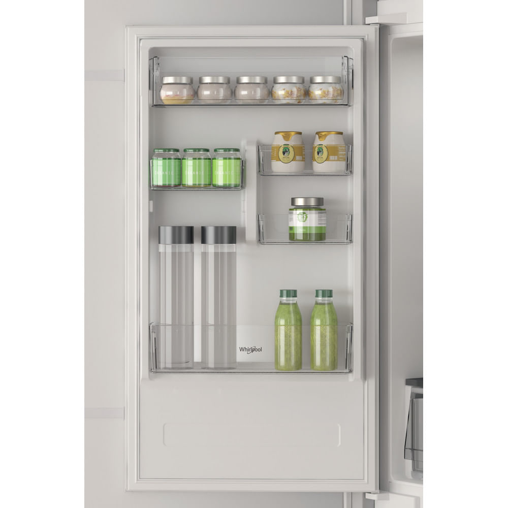 Refrigerador abierto con estantes de frascos y botellas. Fondo blanco.