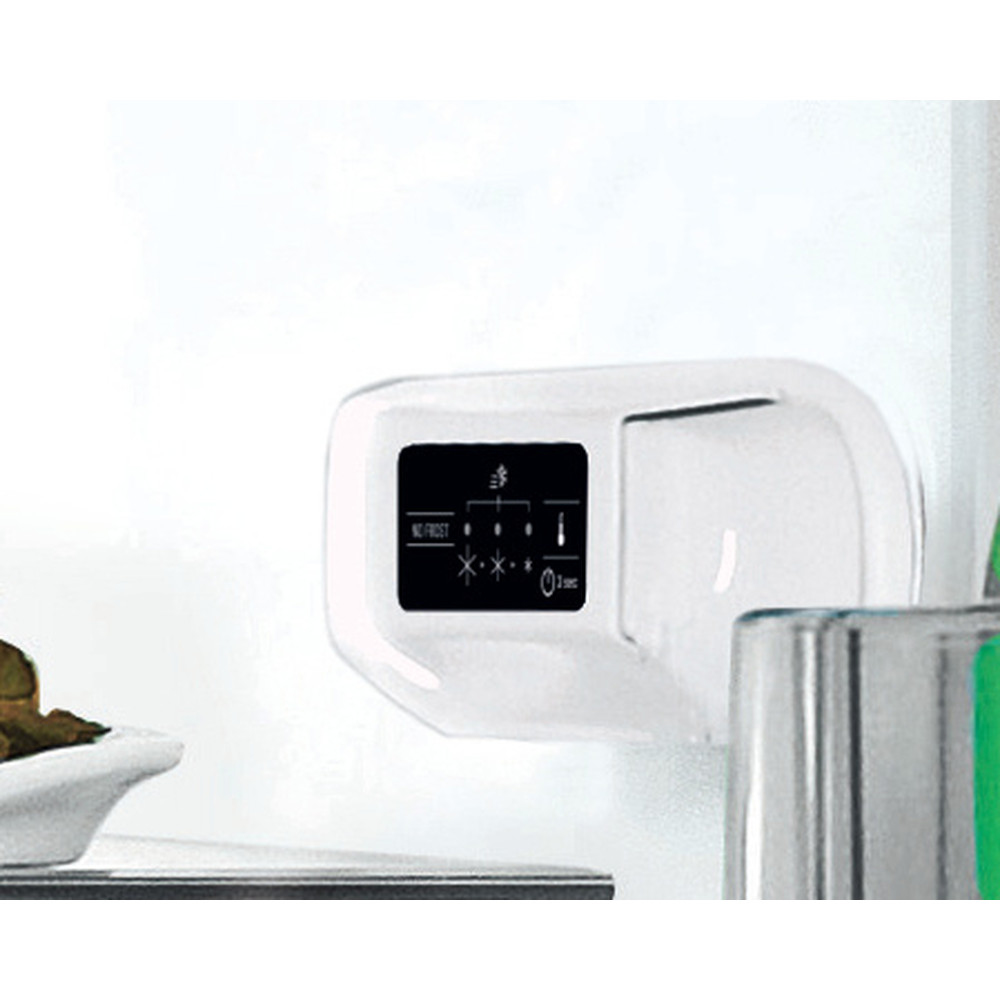 Panel sterowania lodówki z wyświetlaczem cyfrowym, pokazujący ustawienia.