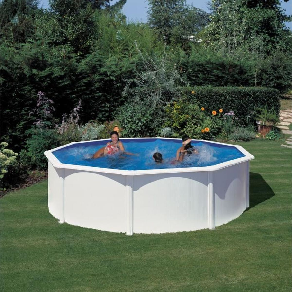 Menschen schwimmen in einem oberirdischen Pool mit blauem Wasser im grünen Garten.