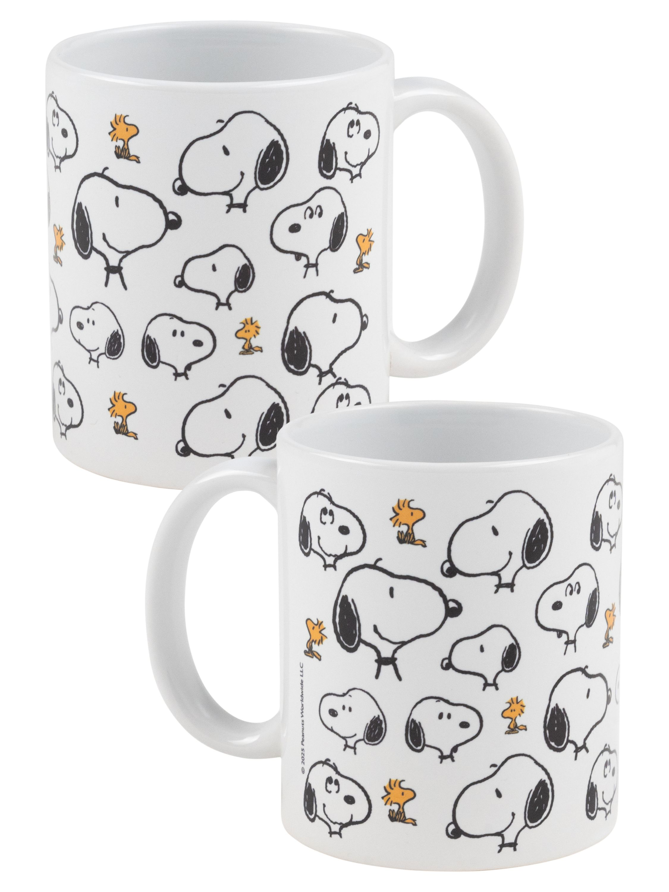 Zwei weiße Snoopy-Tassen mit Snoopy- und Woodstock-Designs. Beide Tassen haben Griffe.