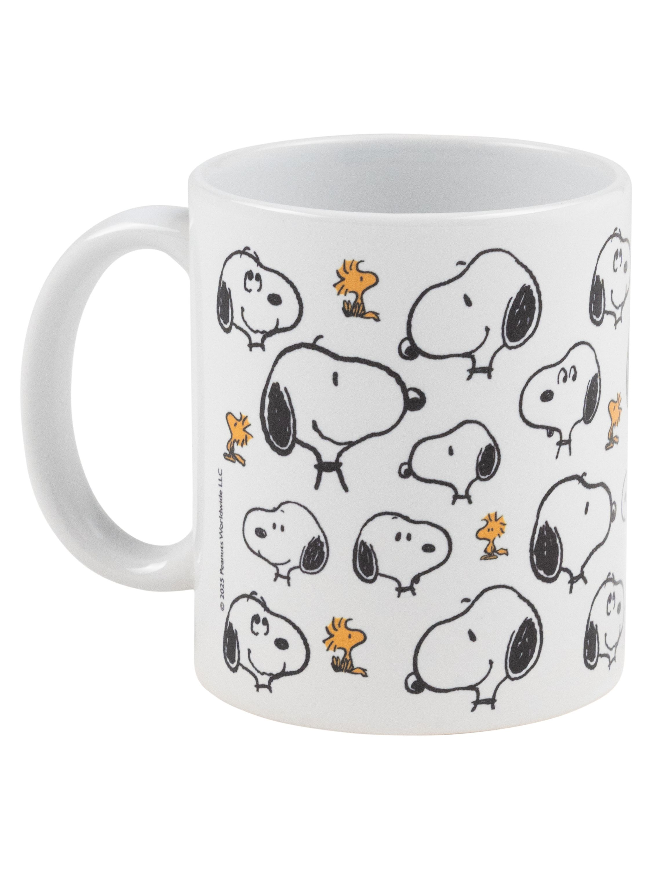 Weißer Becher mit Snoopy- und Woodstock-Illustrationen. Cartoon-Design.
