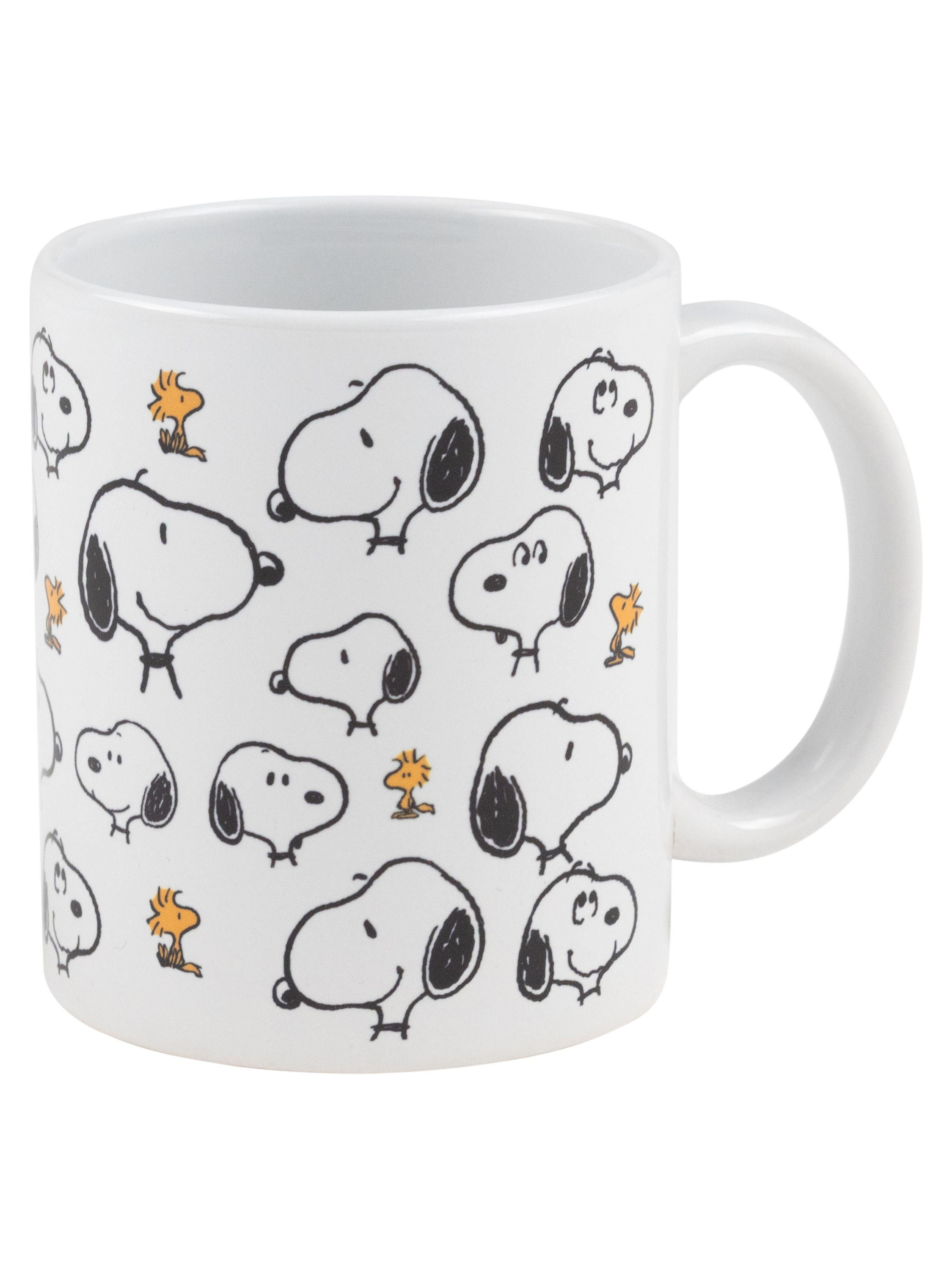 Weißer Becher mit Snoopy-Gesichtern und Woodstock. Griff rechts, schlichtes Design.