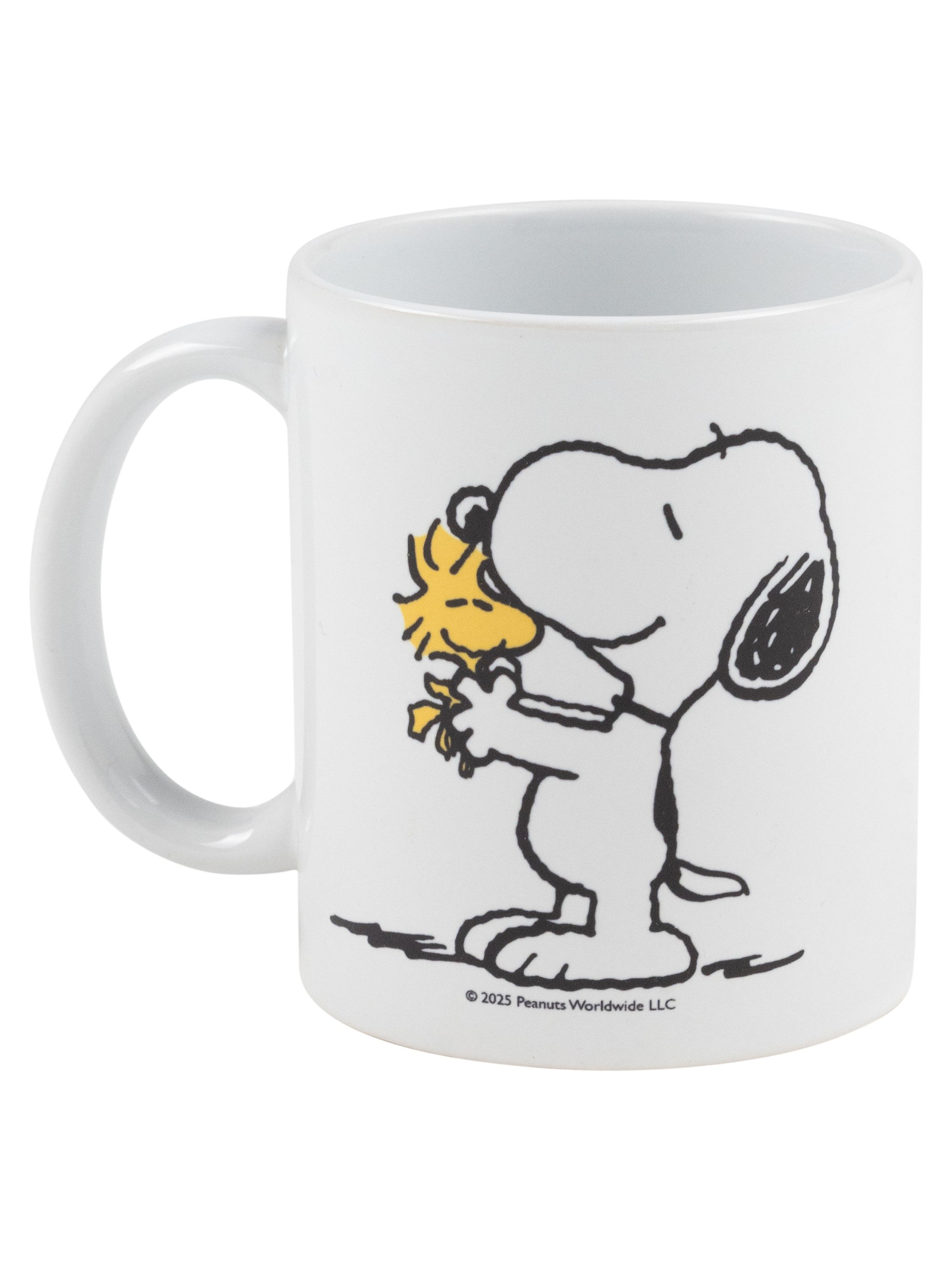Weißer Becher mit Snoopy und Woodstock, die sich umarmen.