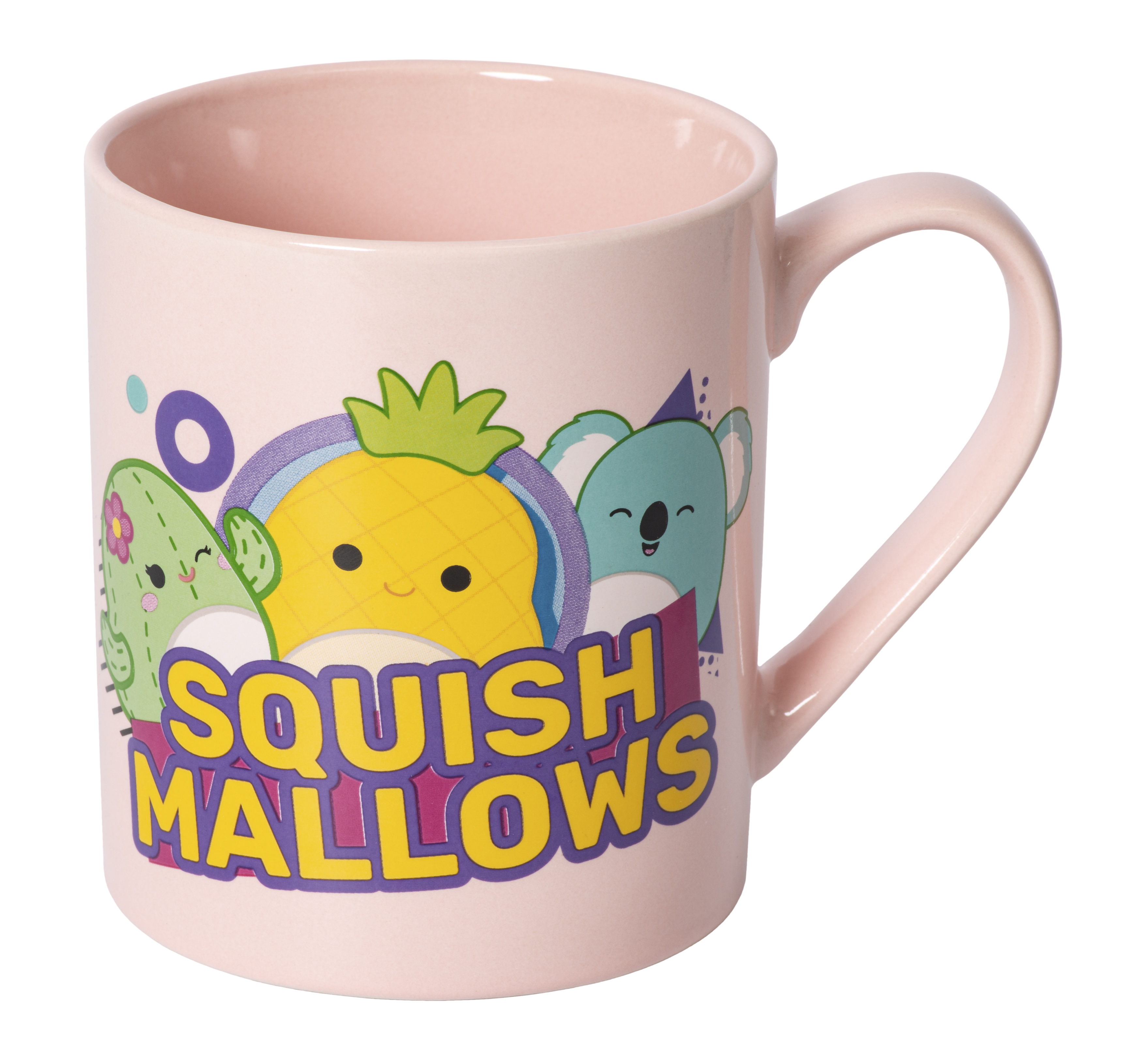 Eine rosa Tasse mit Cartoon-Figuren: ein Kaktus, eine Ananas und ein Koala-Bär. Der Text 'SQUISHMALLOWS' wird angezeigt.